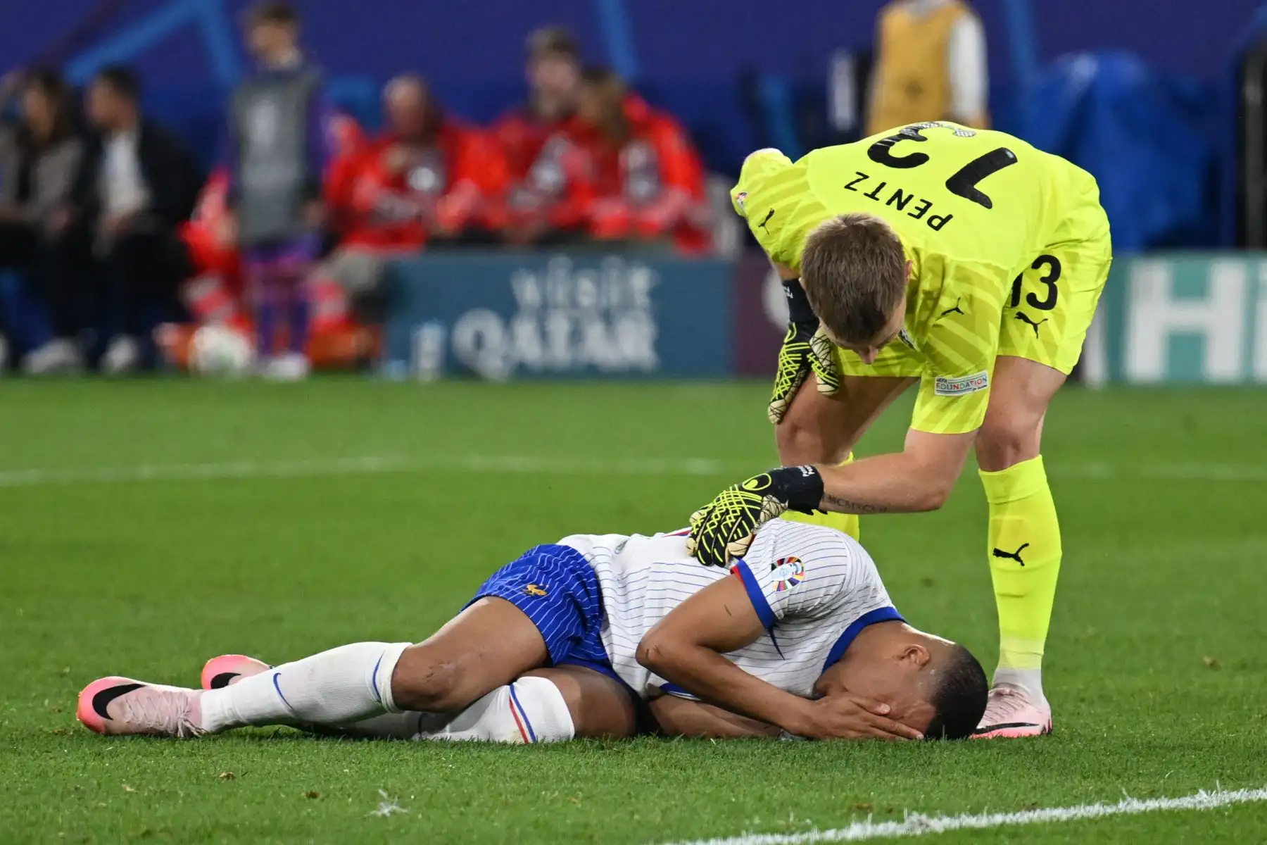 El francés Kylian Mbappé fue sustituido en el minuto 90 del partido de la primera jornada del grupo D de la Eurocopa 2024 ante Suiza, a causa de una brecha y un golpe en la nariz sufrido en un choque fortuito. Foto: AFP