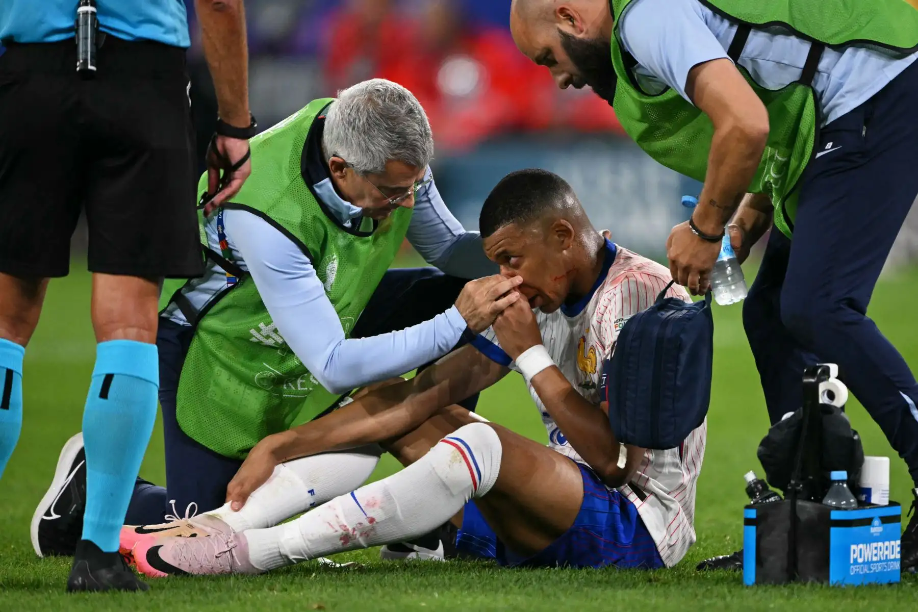 El atacante fue a rematar con la cabeza, impactó el balón con la testa, pero a la vez chocó con el hombro del defensa de Suiza. Foto: AFP