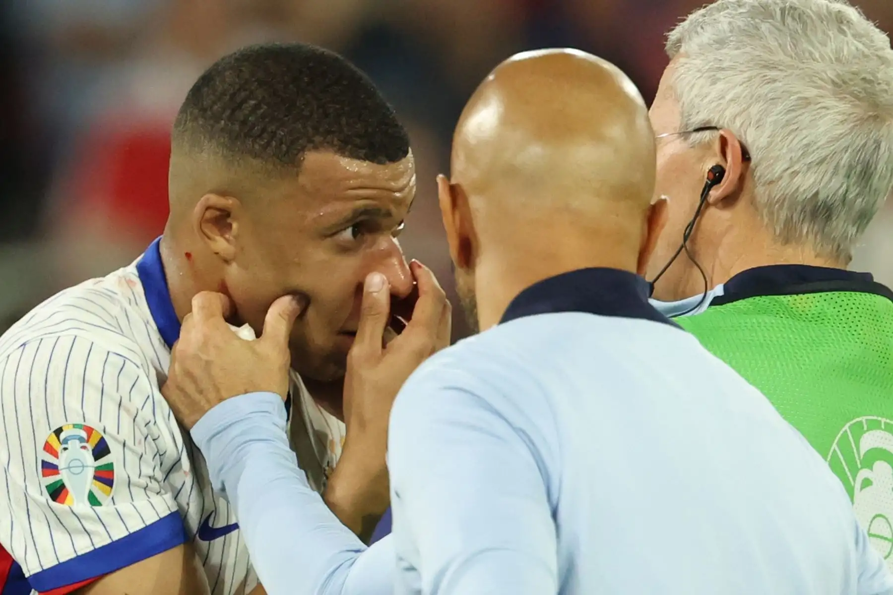 Se quedó en el suelo, fue atendido durante unos minutos, los médicos determinaron que no podía seguir en el terreno y fue sustituido por Olivier Giroud, aunque antes entró sin permiso al campo y fue amonstado con amarilla. Foto: EFE
