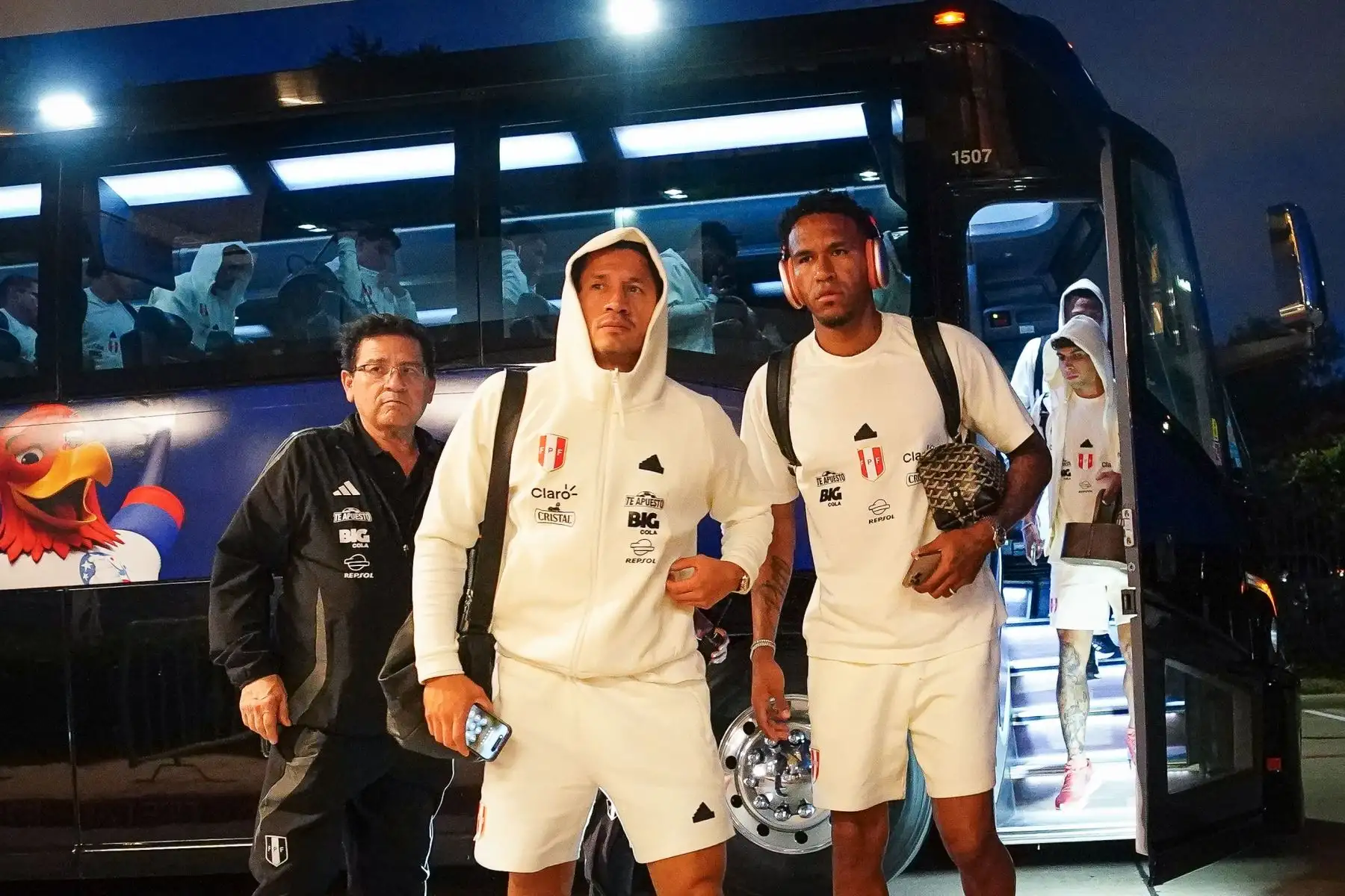 Pedro Gallesse y Gianluca Lapadula posan para las cámaras antes de ingresar al hotel. Foto: ANDINA/FPF