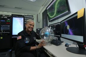 La primera mujer piloto de una nave espacial comercial y la única mujer afroamericana en ser piloto de misión destacó la suscripción de los Acuerdos de Artemis por parte del Perú. Foto: PUCP