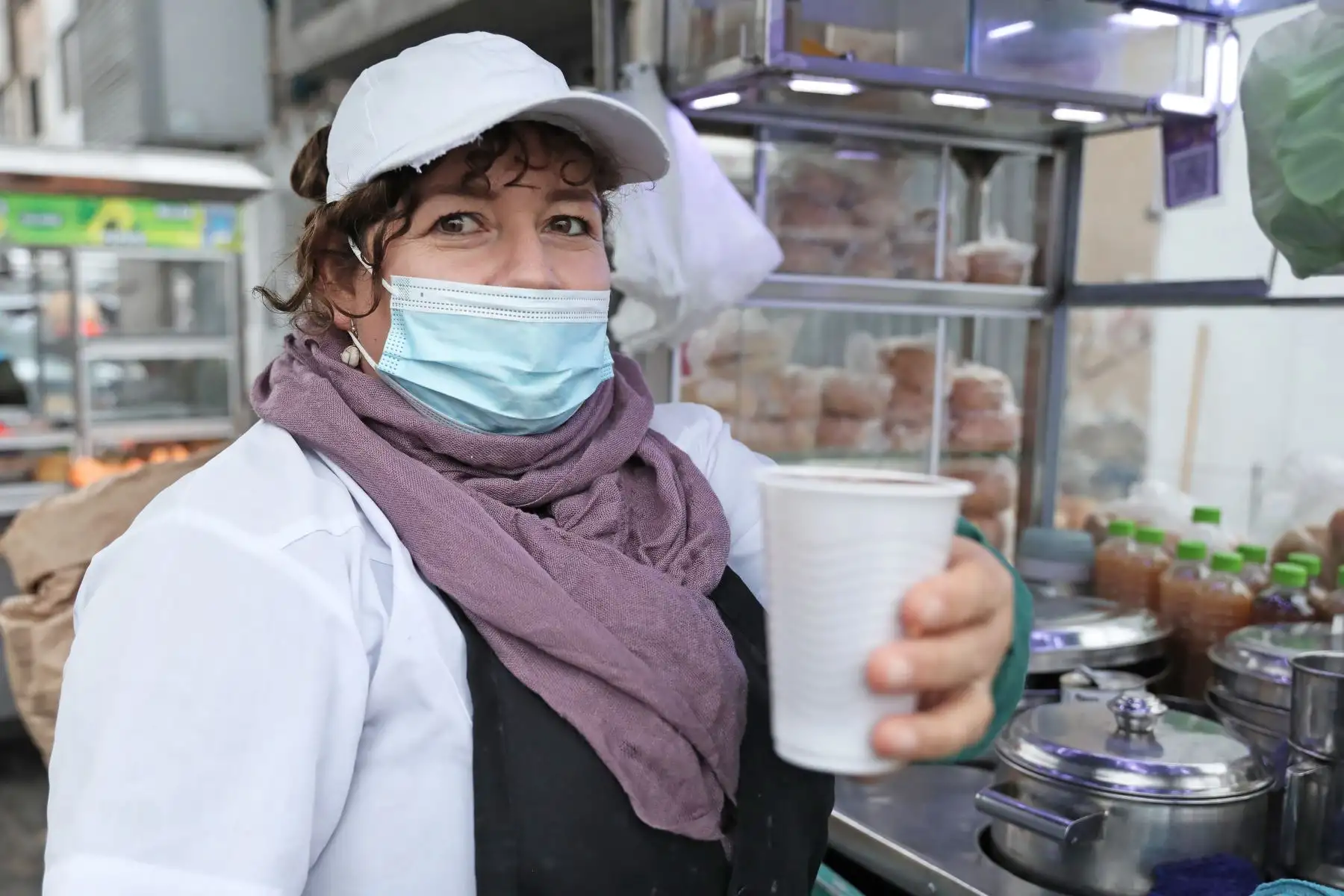Vendedora recibe a cientos de limeños con su mejor receta de emoliente para empezar la mañana con energía.  Foto: ANDINA/Connie Calderon
