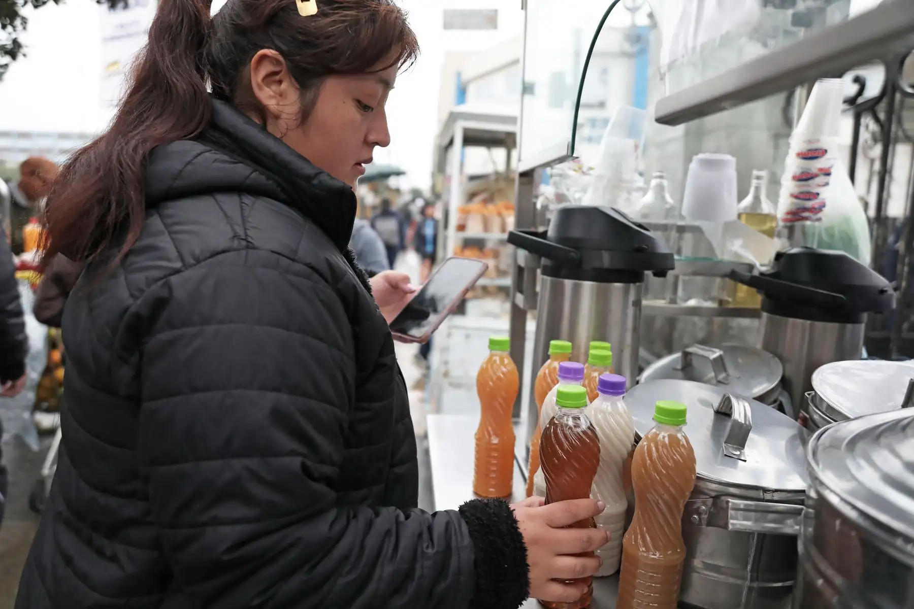 Limeños compran bebidas calientes para ir al trabajo a primeras horas de la mañana. Foto: ANDINA/Connie Calderon