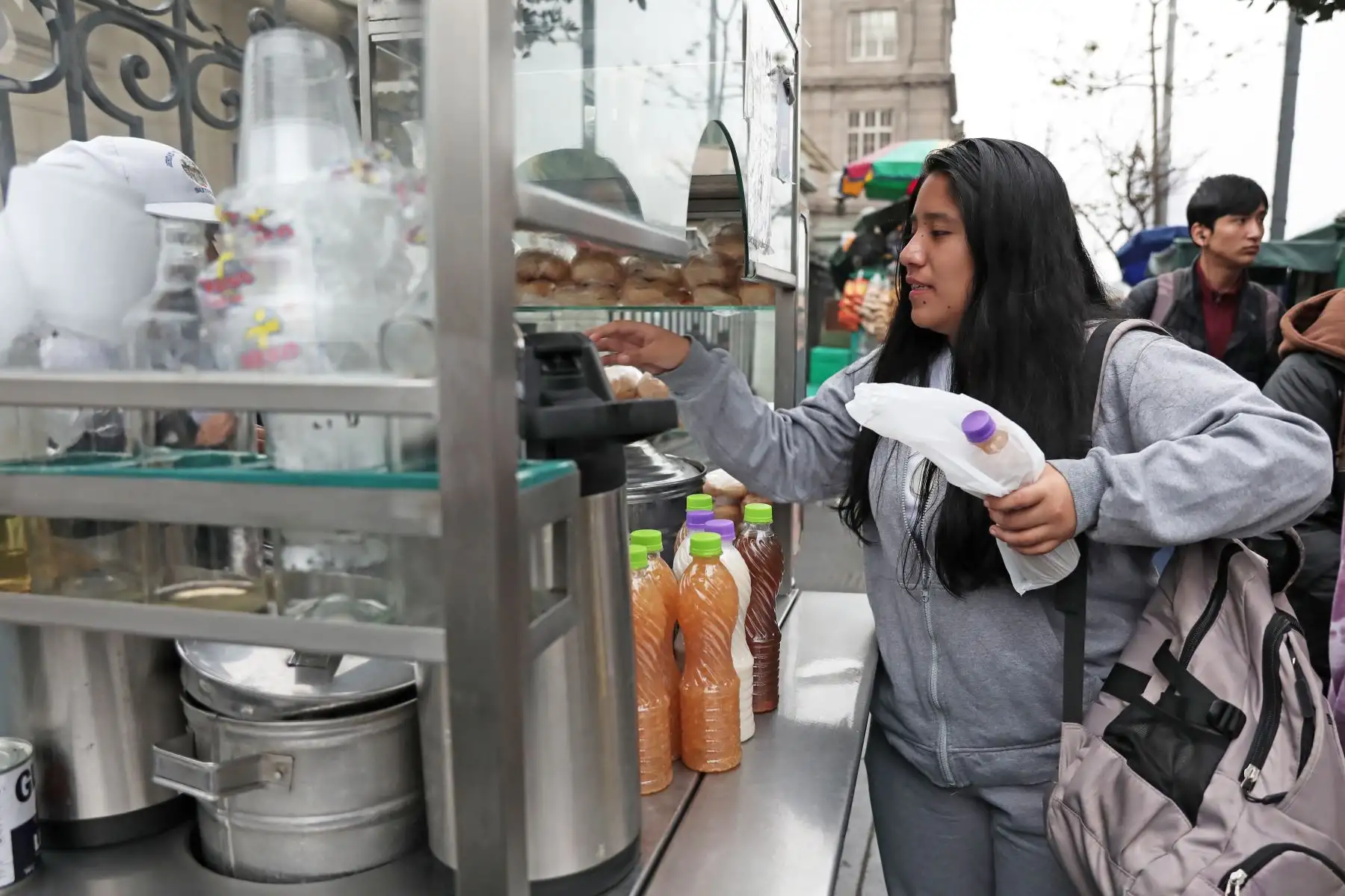 Las tradicionales bebidas, preparadas con plantas medicinales, está presente en casi todas las localidades de nuestro país y se ofrece en puestos rodantes ubicados en avenidas y calles de alto tránsito de público. Foto: ANDINA/Connie Calderon