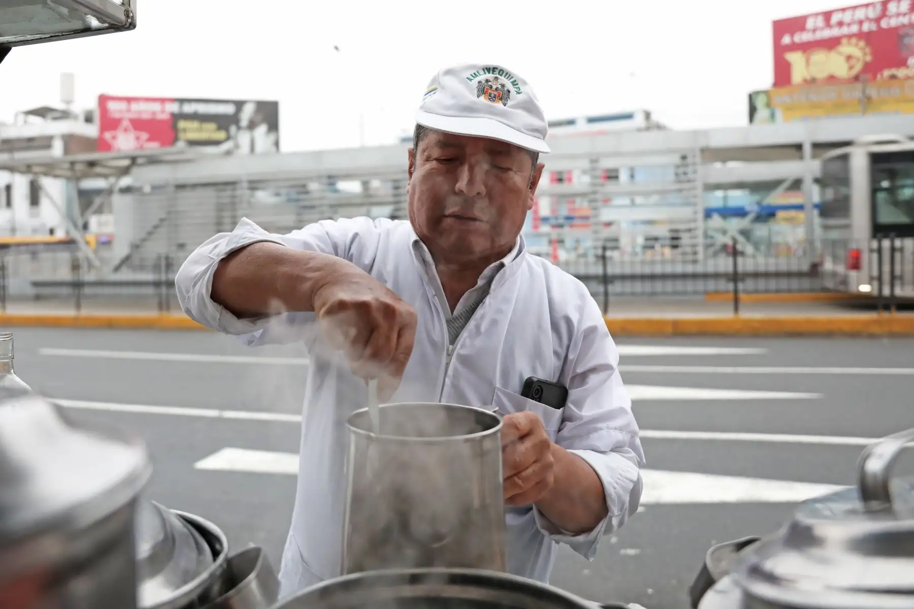 Vendedores de bebidas calientes preparan sus mejores recetas de emoliente, quinua y maca para brindar un poco de calor a cientos de limeños este invierno. Foto: ANDINA/Connie Calderon