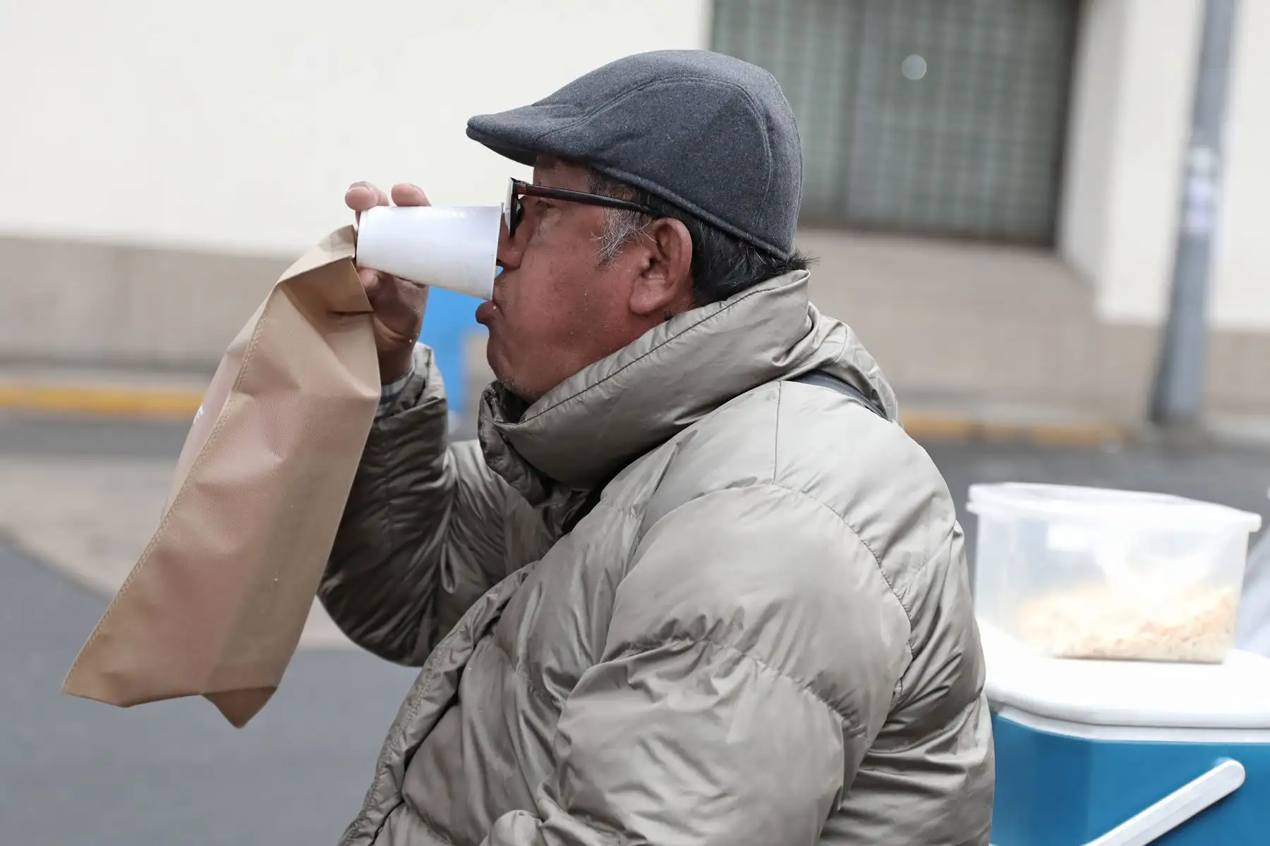 Limeños empiezan su jornada matutina con una amplia variedad de bebidas calientes: maca, quinua. emoliente, entre otras variadas ofertas. Foto: ANDINA/Connie Calderon