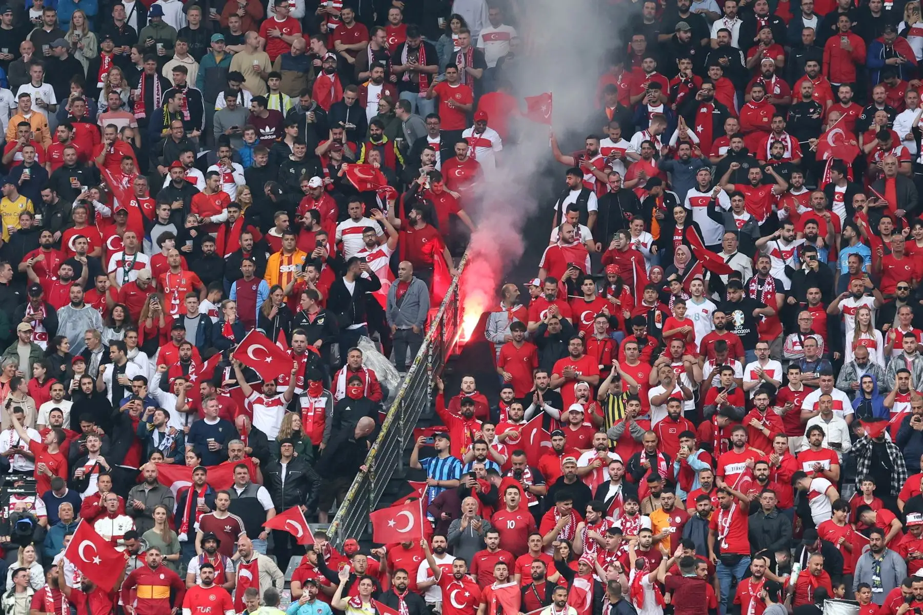 Hinchas de Turquía durante el partido de fútbol del grupo F de la UEFA EURO 2024 entre Turquía y Georgia, en Dortmund, Alemania. Foto: AFP