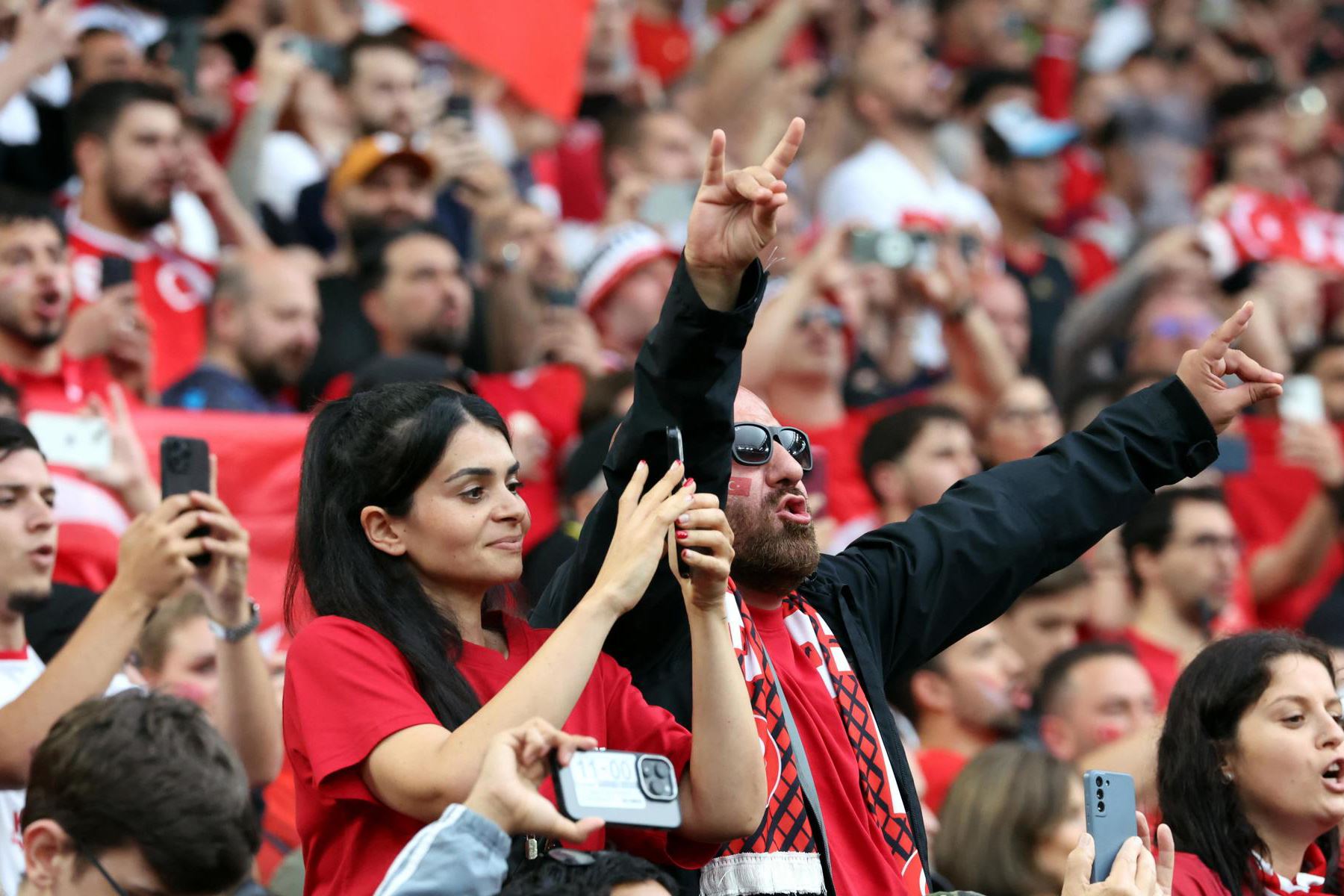 Hinchas de Turquía durante el partido de fútbol del grupo F de la UEFA EURO 2024 entre Turquía y Georgia, en Dortmund, Alemania. Foto: AFP