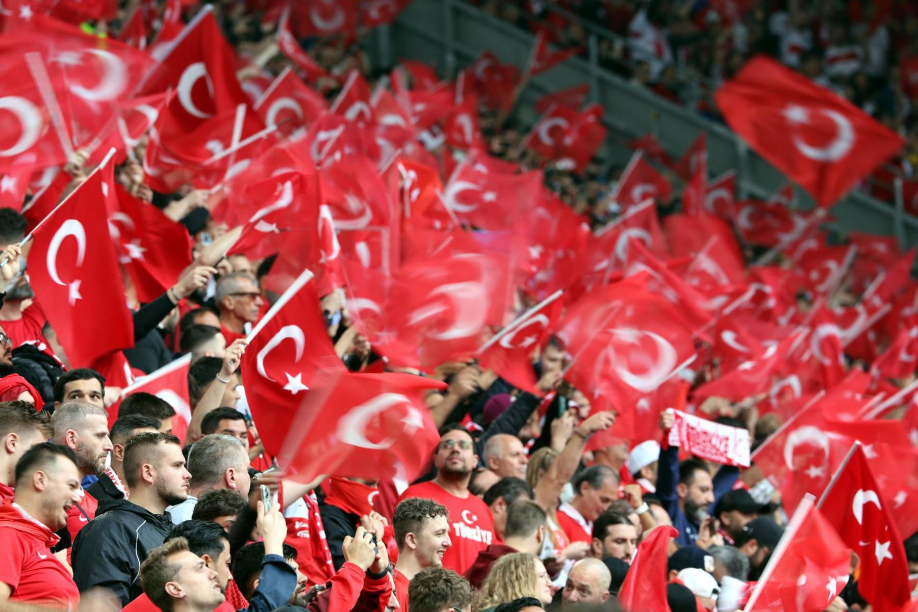 Hinchas de Turquía durante el partido de fútbol del grupo F de la UEFA EURO 2024 entre Turquía y Georgia, en Dortmund, Alemania. Foto: AFP