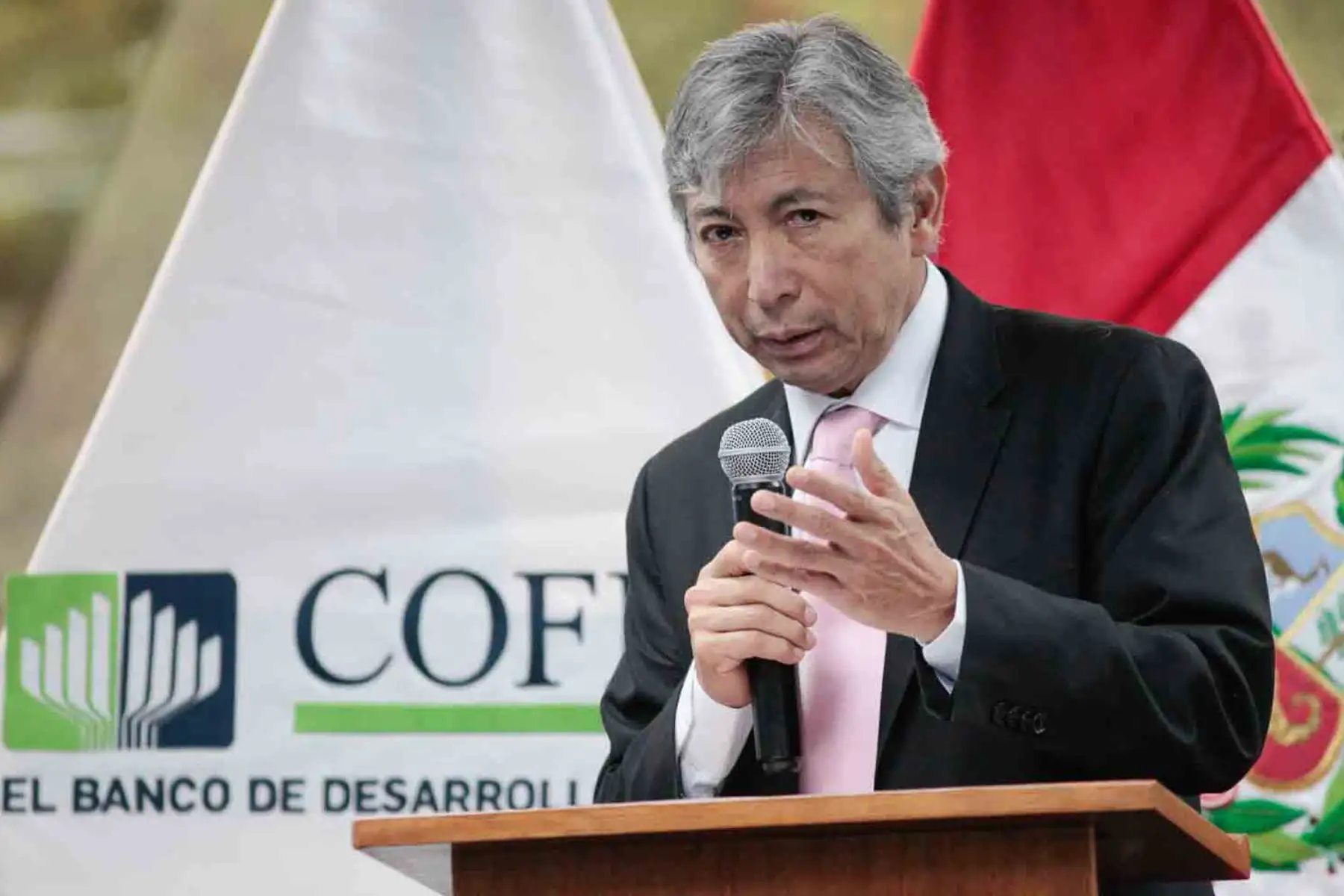 El Ministro de Economía, José Arista, asistió a la presentación del Programa de Inversión en Bonos Sostenibles en COFIDE.
Foto: ANDINA/Lino Chipana