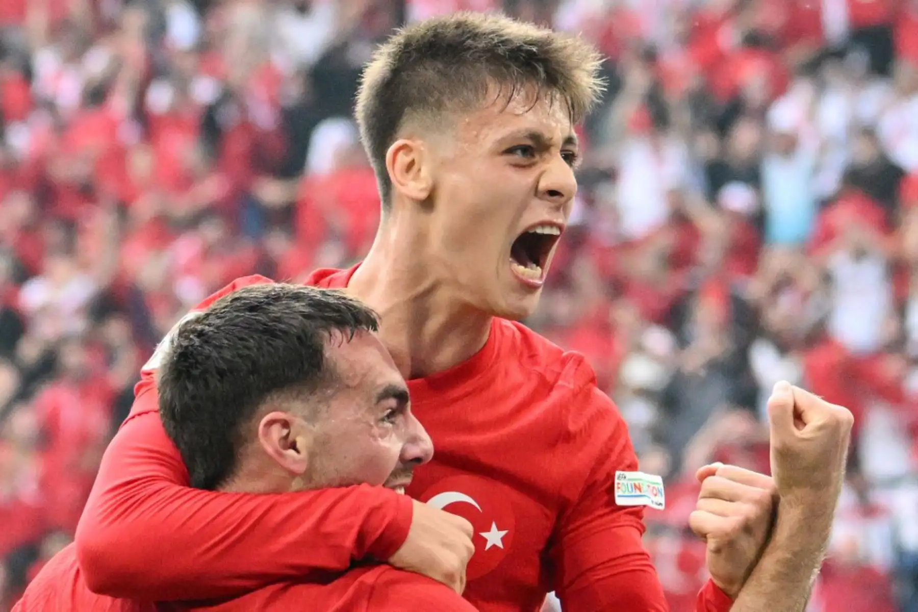 El delantero turco Arda Guler y el mediocampista  Orkun Kokcu, celebran el segundo gol de su equipo, que luego fue anulado durante el partido de fútbol del Grupo F de la UEFA Euro 2024 entre Turquía y Georgia en el BVB Stadion de Dortmund. Foto: AFP