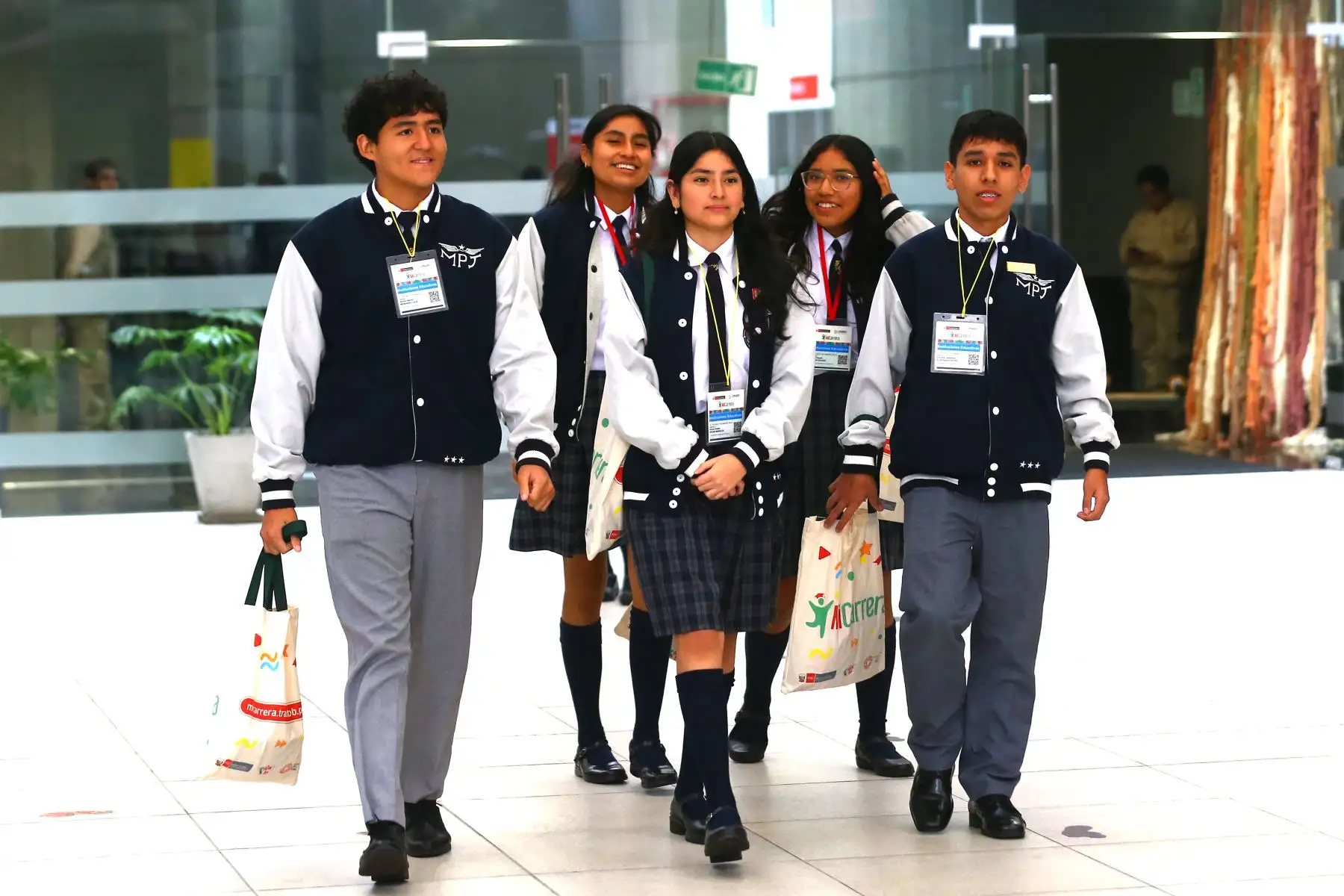 Estudiantes, participan en el lanzamiento de la plataforma  web "Mi Carrera", la cual brinda información y herramientas para que jóvenes tomen decisiones informadas sobre su formación superior y futura carrera profesional. 
Foto: ANDINA/Eddy Ramos