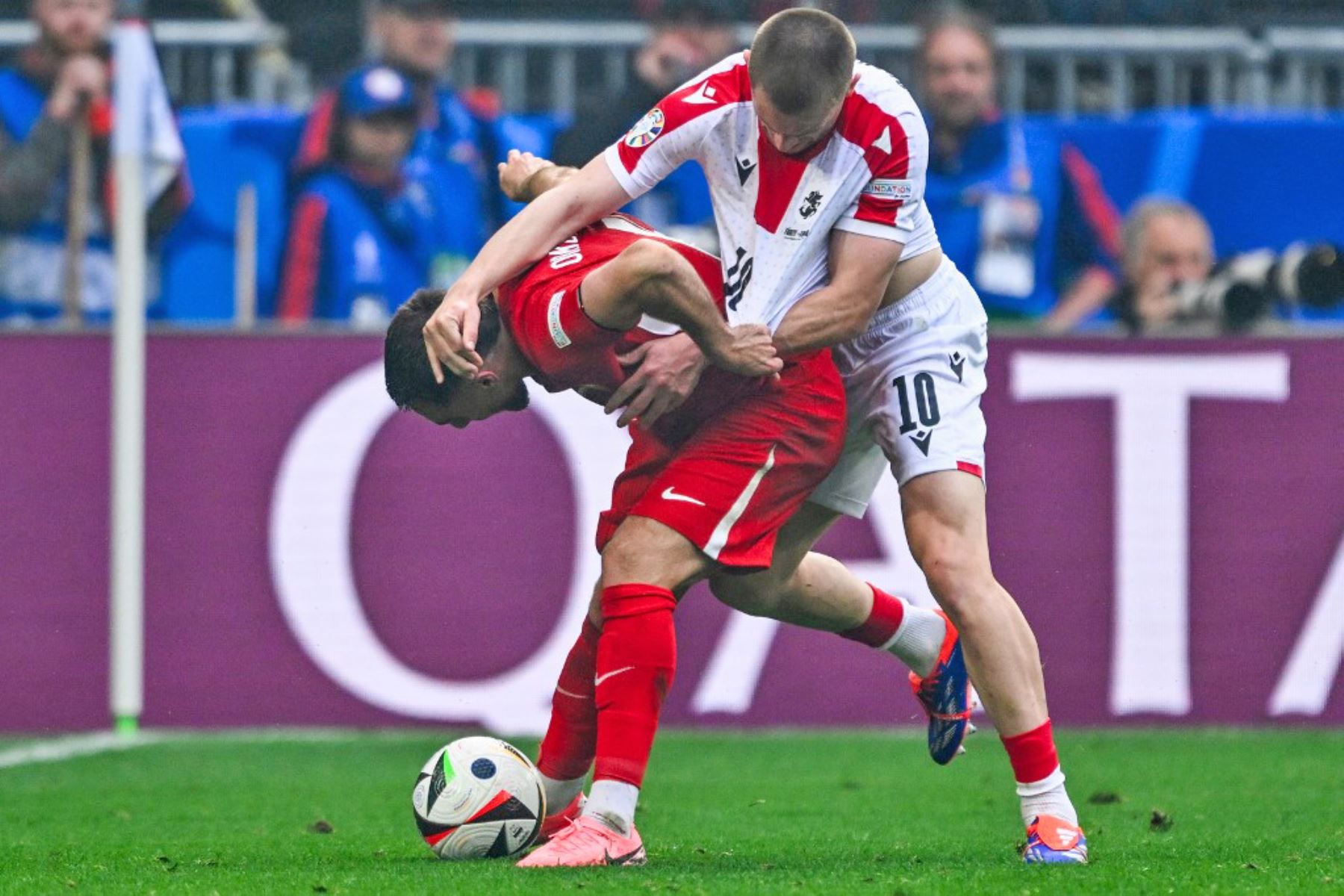 El centrocampista de Turquía Orkun Kokcu lucha por el balón con el centrocampista de Georgia #10 Giorgi Chakvetadze durante el partido de fútbol del Grupo F de la UEFA Euro 2024 entre Turquía y Georgia en el BVB Stadion de Dortmund. Foto: AFP