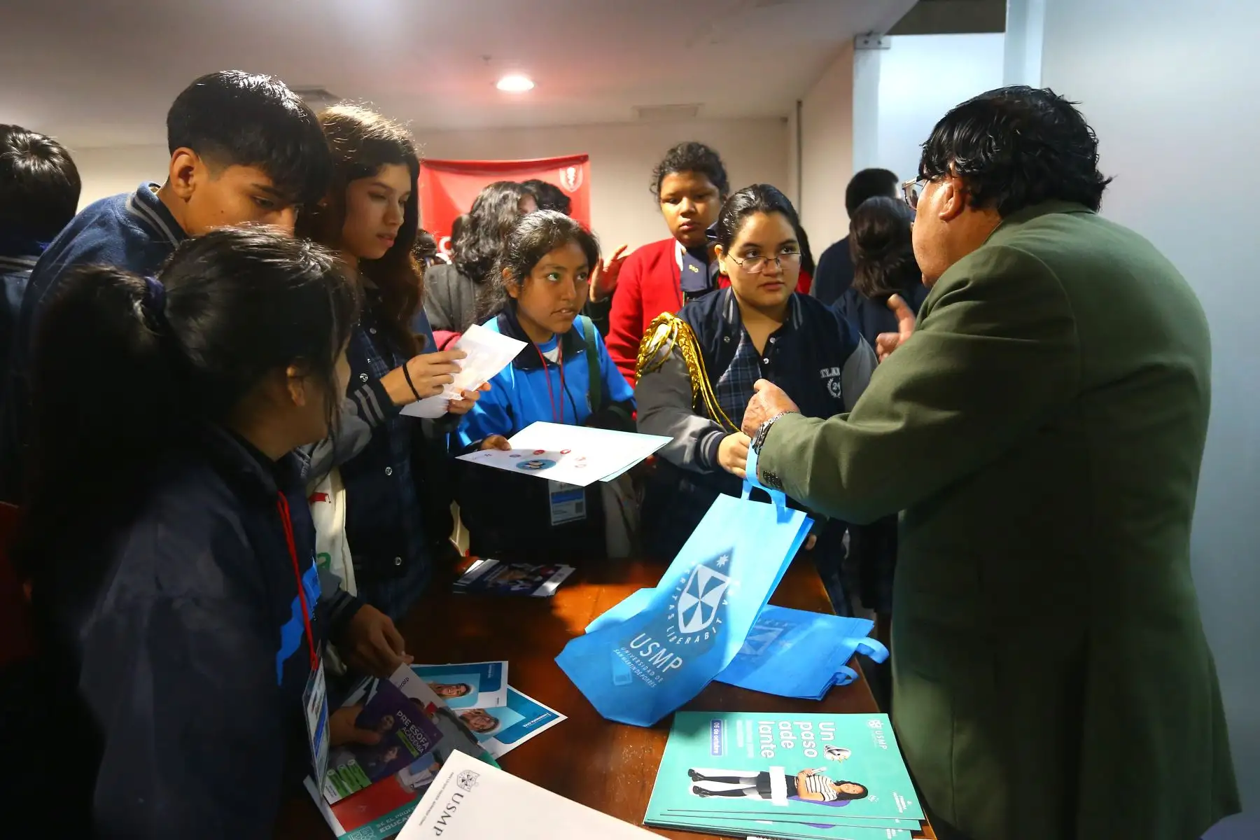 Estudiantes, participan en el lanzamiento de la plataforma  web "Mi Carrera", la cual brinda información y herramientas para que jóvenes tomen decisiones informadas sobre su formación superior y futura carrera profesional. 
Foto: ANDINA/Eddy Ramos