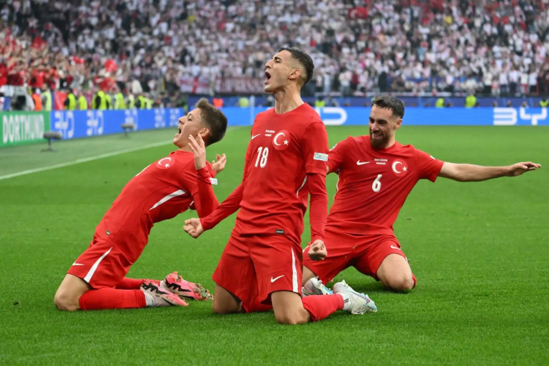 Mert Muelduer de Turquía anota el gol inicial durante el partido de fútbol del grupo F de la UEFA EURO 2024 entre Turquía y Georgia, en Dortmund, Alemania. Foto: AFP