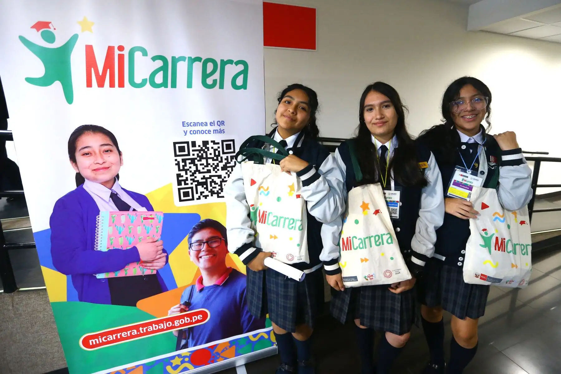 Estudiantes, participan en el lanzamiento de la plataforma  web "Mi Carrera", la cual brinda información y herramientas para que jóvenes tomen decisiones informadas sobre su formación superior y futura carrera profesional. 
Foto: ANDINA/Eddy Ramos