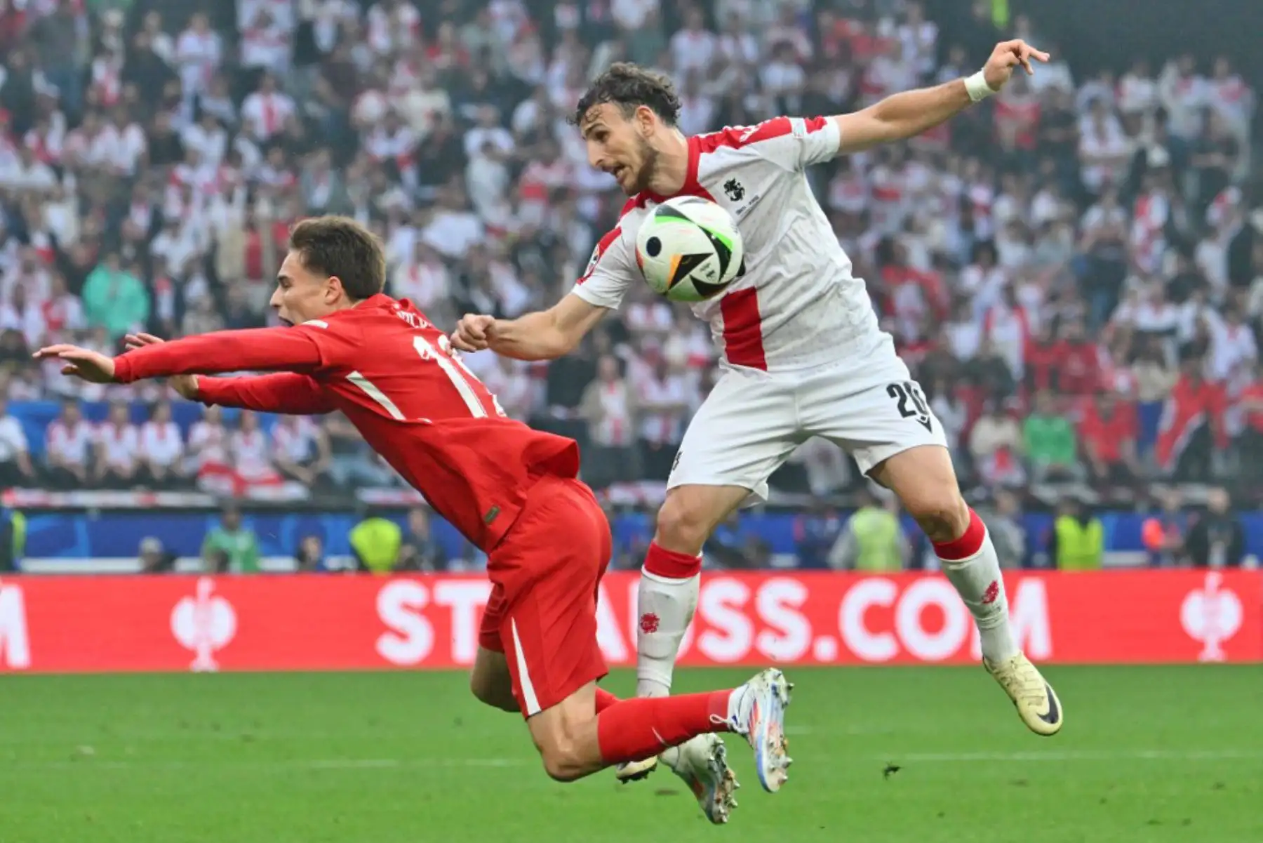 El centrocampista de Georgia Anzor Mekvabishvili lucha por el balón con el delantero de Turquía  Kenan Yildiz durante el partido de fútbol del Grupo F de la UEFA Euro 2024 entre Turquía y Georgia en el BVB Stadion de Dortmund. Foto: AFP