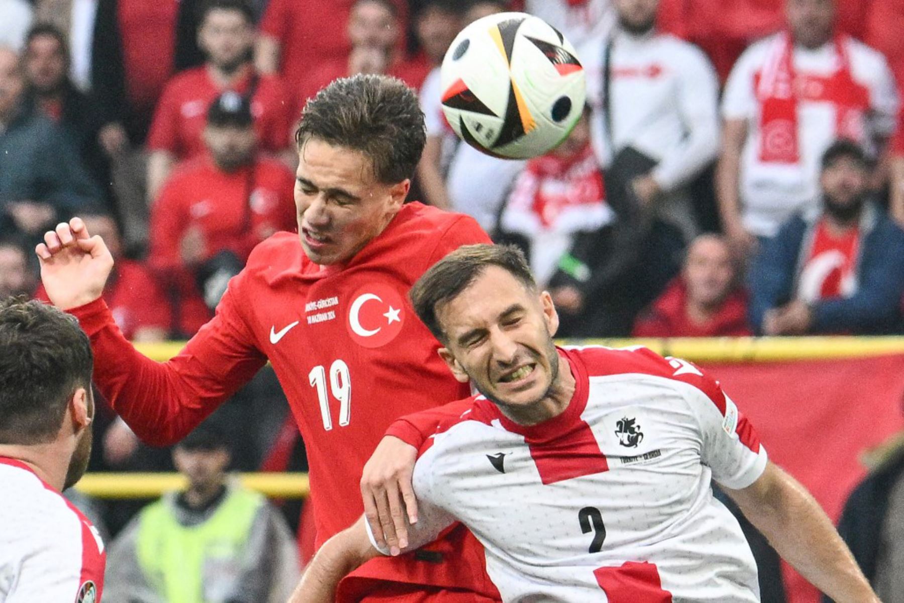 El delantero turco  Kenan Yildiz cabecea el balón con el defensa de Georgia Otar Kakabadze durante el partido de fútbol del Grupo F de la UEFA Euro 2024 entre Turquía y Georgia en el BVB Stadion de Dortmund. Foto: AFP