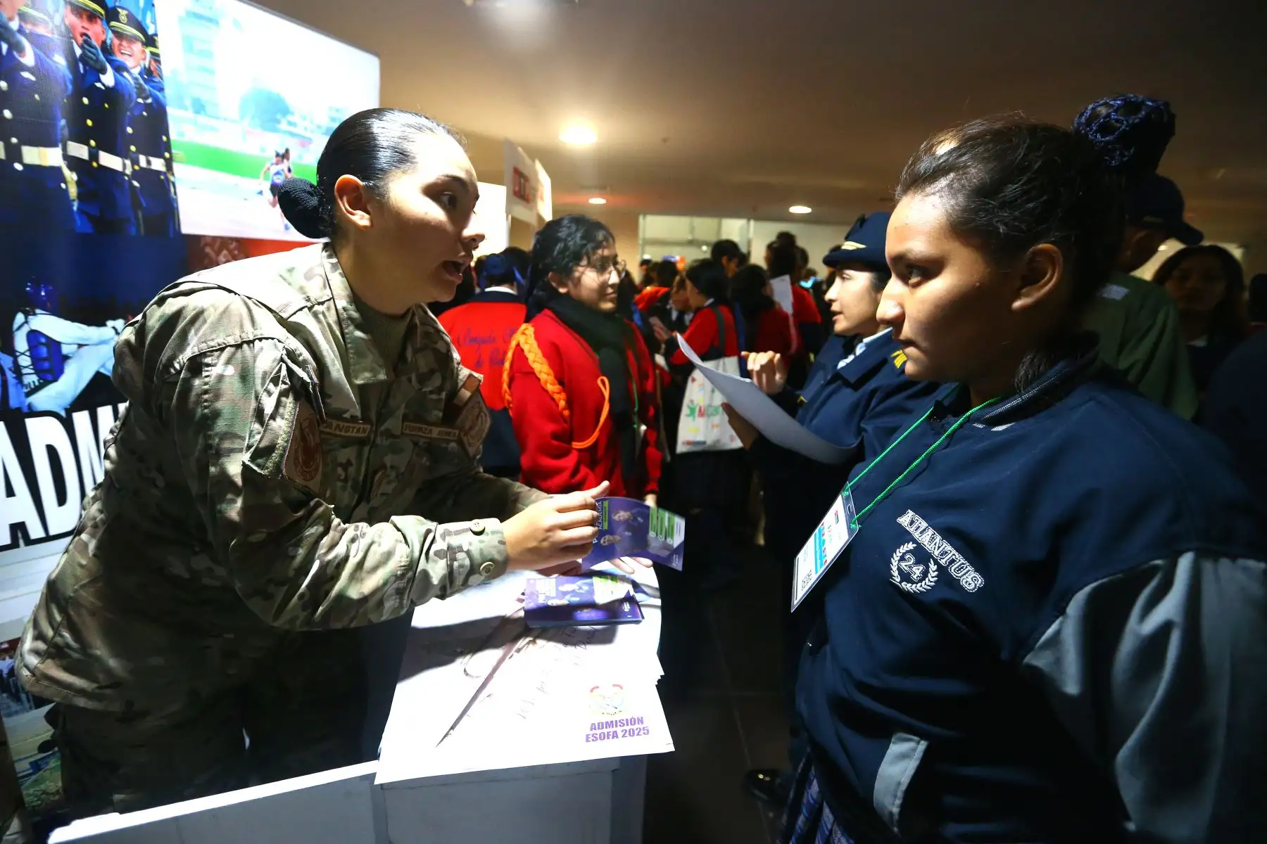 Estudiantes, participan en el lanzamiento de la plataforma  web "Mi Carrera", la cual brinda información y herramientas para que jóvenes tomen decisiones informadas sobre su formación superior y futura carrera profesional. 
Foto: ANDINA/Eddy Ramos
