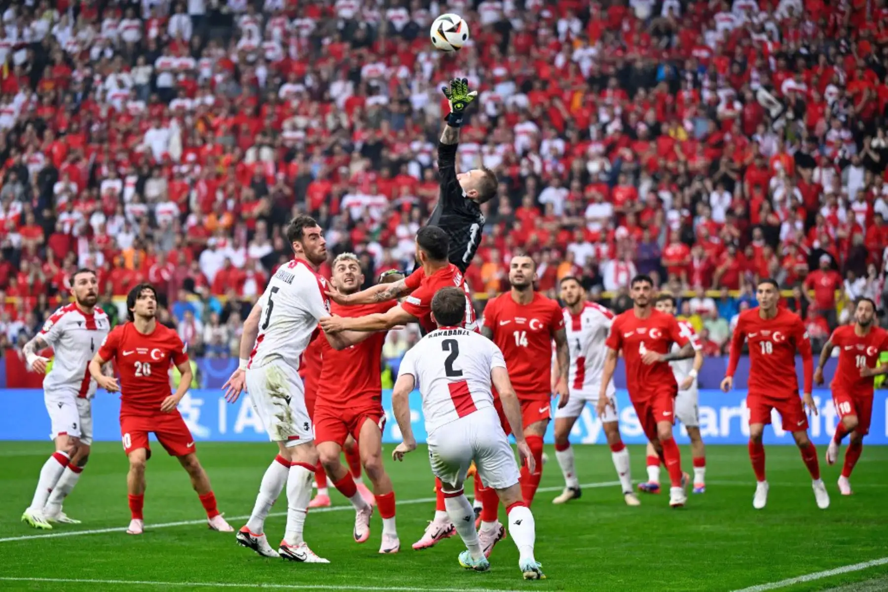 El portero turco Mert Gunok, empuja el balón durante el partido de fútbol del Grupo F de la UEFA Euro 2024 entre Turquía y Georgia en el BVB Stadion de Dortmund. Foto: AFP