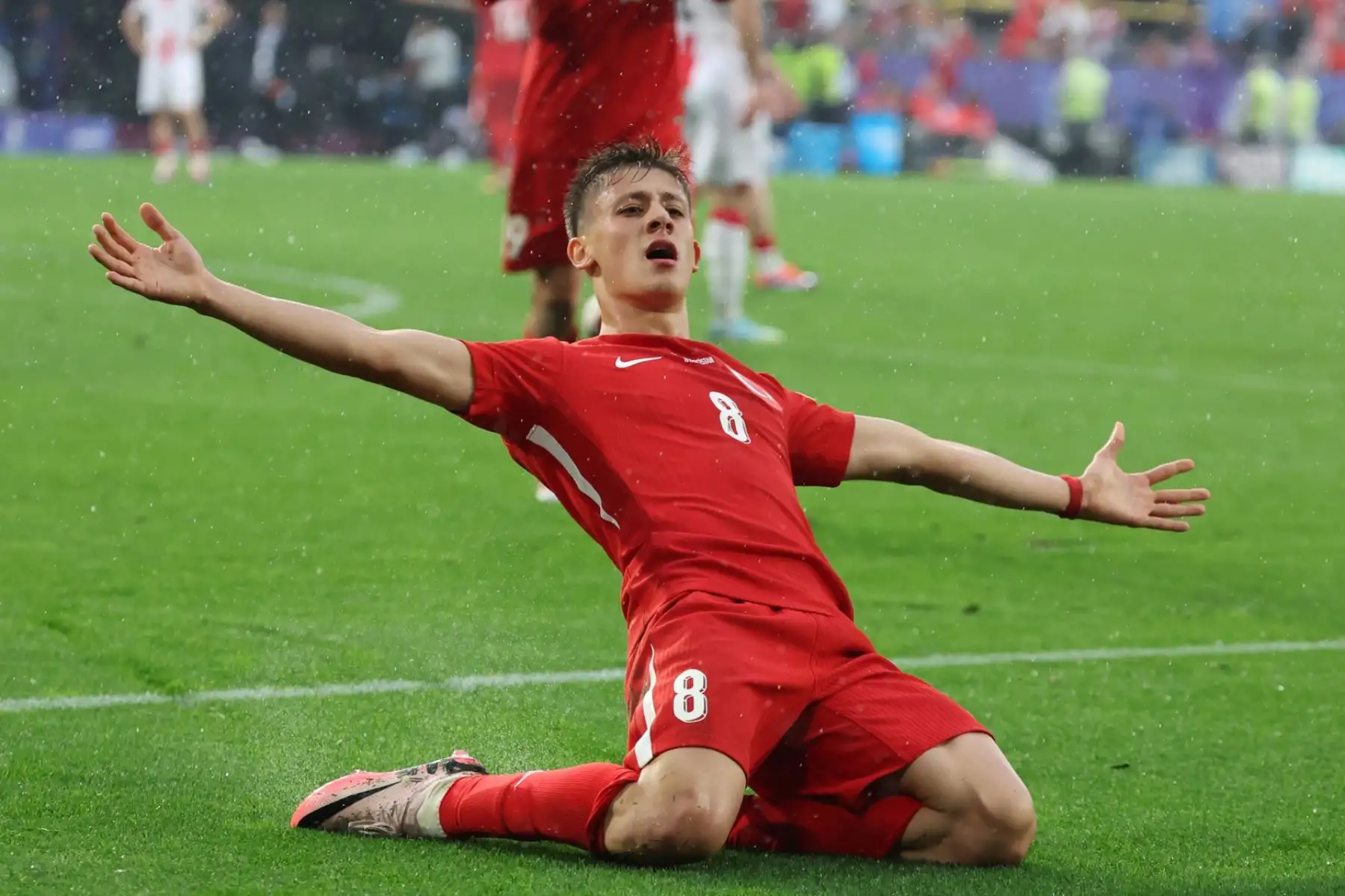 El turco Arda Gueler marca el 2-1 durante el partido de fútbol del grupo F de la UEFA EURO 2024 entre Turquía y Georgia, en Dortmund (Alemania) Foto: EFE