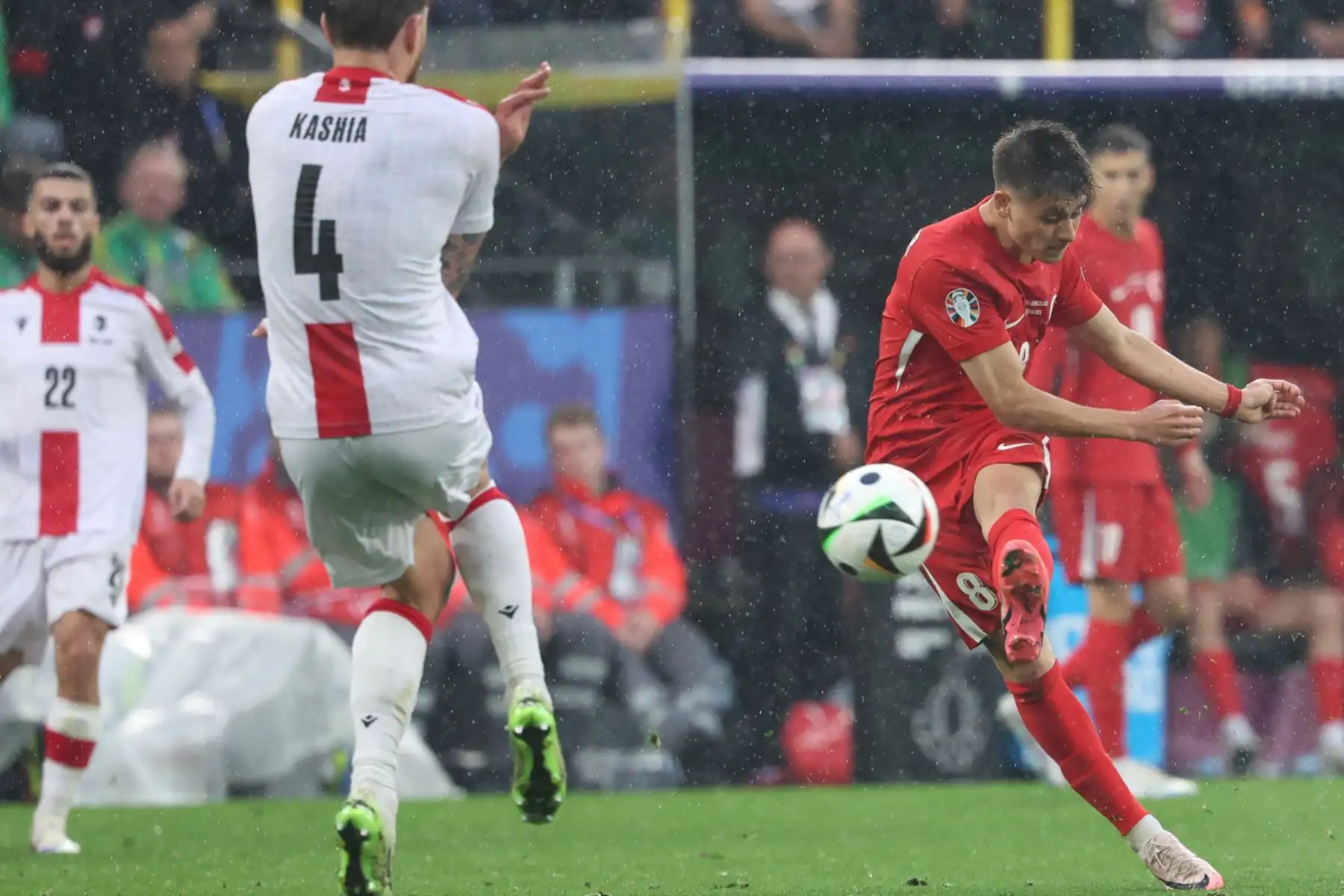 El turco Arda Gueler marca el 2-1 durante el partido de fútbol del grupo F de la UEFA EURO 2024 entre Turquía y Georgia, en Dortmund (Alemania) Foto: EFE
