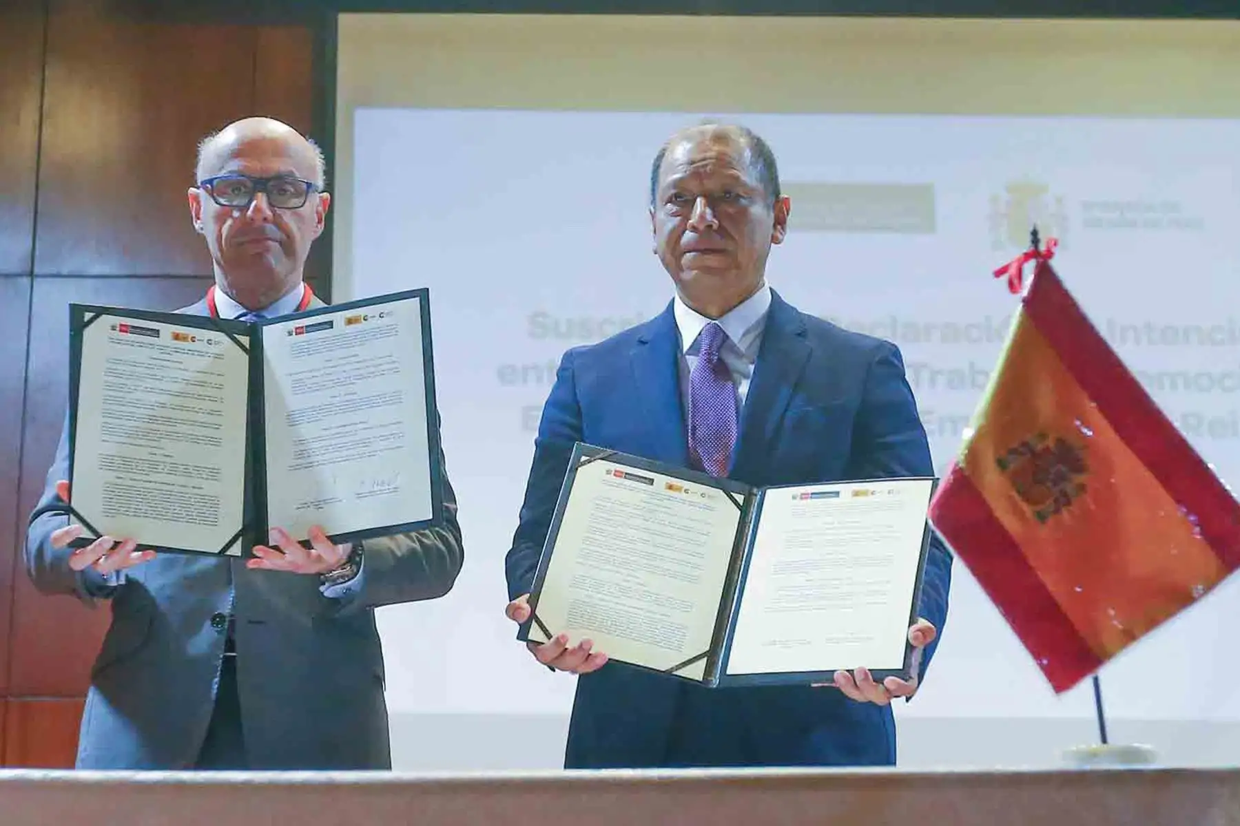 El Ministerio de Trabajo de Promoción del Empleo (MTPE) y la Embajada del Reino de España en Perú, firman una Declaración de Intenciones, con el objetivo de facilitar y agilizar el traslado de información de la oferta educativa de España para su integración en la Plataforma “Mi Carrera”, sobre becas de postgrado convocadas anualmente por el Ministerio de Asuntos Exteriores, Unión Europea y Cooperación del Reino de España (Programa Becas MAEC-AECID y de la Fundación Carolina).
Foto: ANDINA/Eddy Ramos