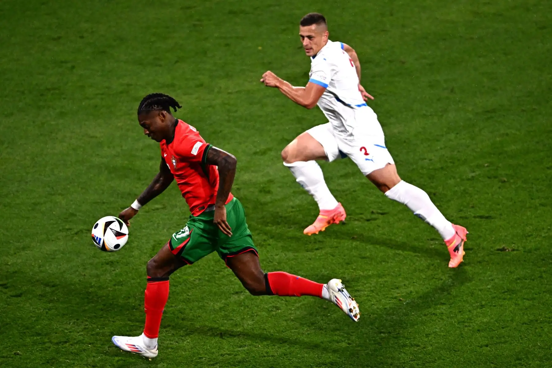 El delantero de Portugal, Rafael Leao controla el balón junto al mediocampista de la República Checa, Tomas Holes durante el partido de fútbol del Grupo F de la UEFA Euro 2024 entre Portugal y la República Checa en el estadio de Leipzig.
Foto: AFP
