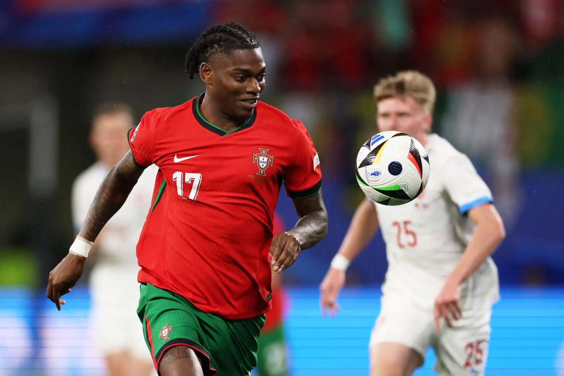 El delantero portugués,  Rafael Leao corre con el balón durante el partido de fútbol del Grupo F de la UEFA Euro 2024 entre Portugal y la República Checa en el estadio de Leipzig.
Foto: AFP