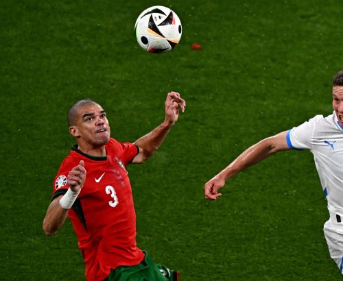 El defensa de la selección portuguesa Pepe estableció un nuevo récord de veteranía en la historia de la fase final de la Eurocopa.