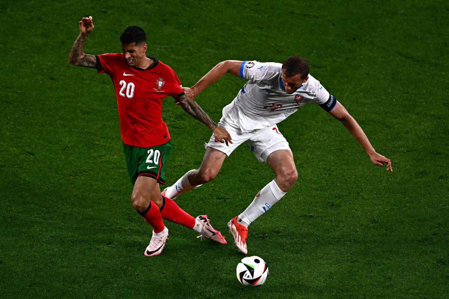 El defensor de Portugal Joao Cancelo y el mediocampista de la República Checa Tomas Soucek  luchan por el balón durante el partido de fútbol del Grupo F de la UEFA Euro 2024 entre Portugal y la República Checa en el estadio de Leipzig en Leipzig. Foto: AFP