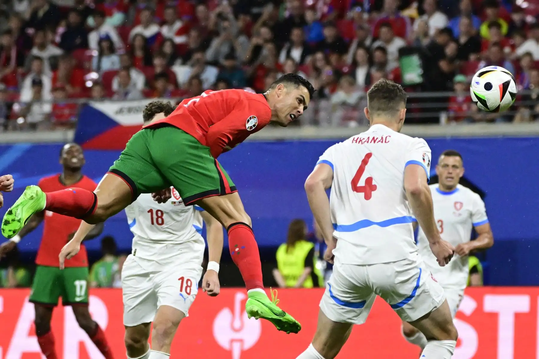 El delantero portugués Cristiano Ronaldo intenta anotar un cabezazo durante el partido de fútbol del Grupo F de la UEFA Euro 2024 entre Portugal y la República Checa en el estadio de Leipzig en Leipzig. 
Foto. ANDINA/ AFP