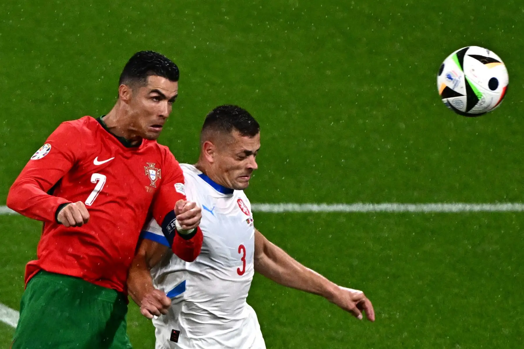 El delantero de Portugal  Cristiano Ronaldo encabeza el balón junto al centrocampista de la República Checa  Tomas Holes durante el partido de fútbol del Grupo F de la UEFA Euro 2024 entre Portugal y la República Checa en el estadio de Leipzig. Foto: ANDINA/AFP