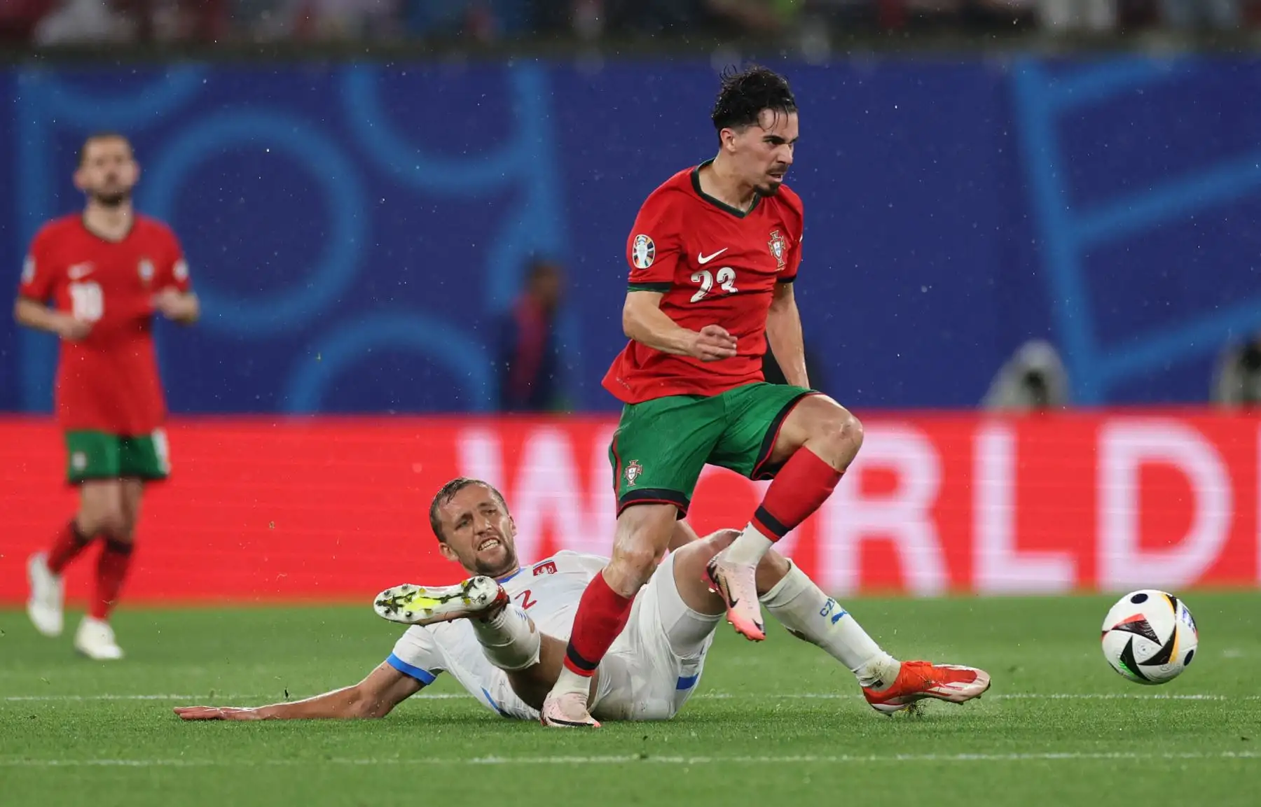 El centrocampista de Portugal Vitinha lucha por el balón con el centrocampista de la República Checa Tomas Soucek durante el partido de fútbol del Grupo F de la UEFA Euro 2024 entre Portugal y la República Checa en el estadio de Leipzig en Leipzig.  Foto: ANDINA/AFP