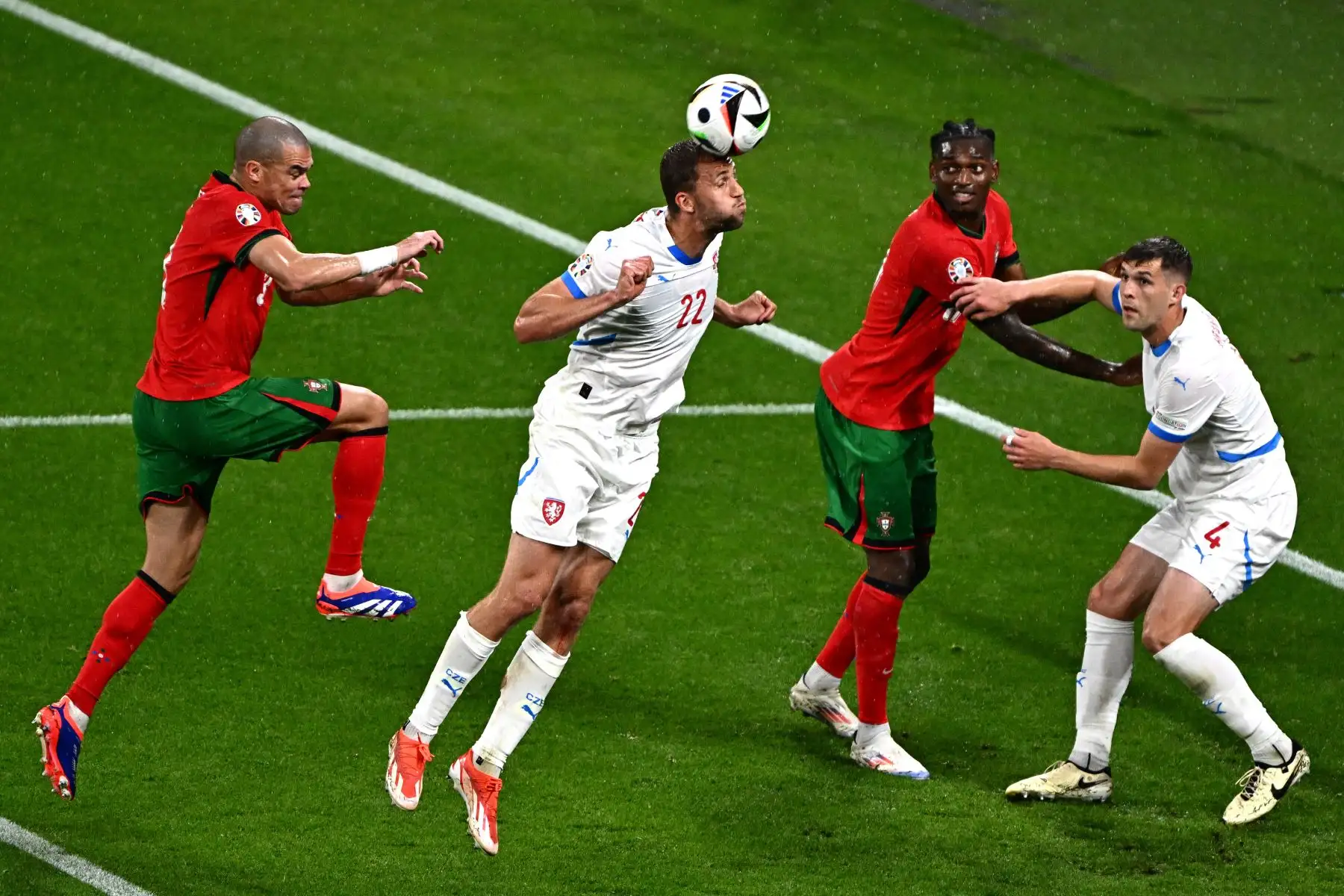 El centrocampista de la República Checa Tomas Soucek encabeza el balón junto al defensor de Portugal Pepe y el defensor de la República Checa Robin Hranac durante el partido de fútbol del Grupo F de la UEFA Euro 2024 entre Portugal y la República Checa en el estadio de Leipzig. Foto. ANDINA/AFP