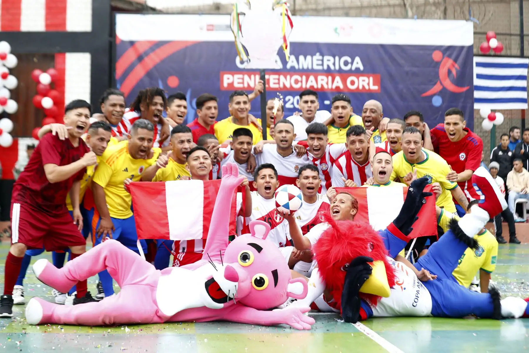 Internos de 12 centros penitenciarios del Perú participaron en la inauguración de la Copa América Penitenciaria 2024 en el Establecimiento Penitenciario del Callao, que busca ayudar a los reclusos en su proceso de reinserción social a través del deporte. Foto: ANDINA/Daniel Bracamonte