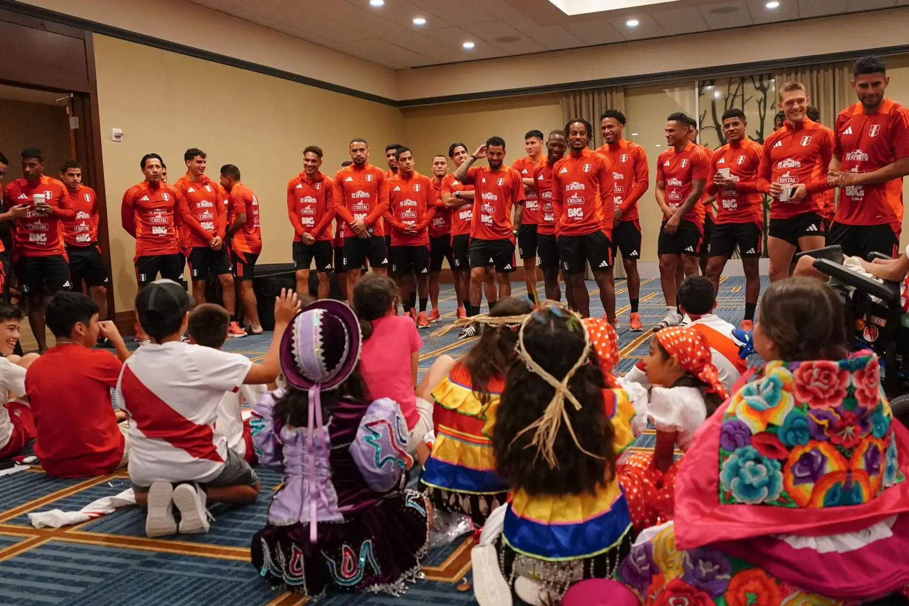La Selección Peruana recibe la visita en Dallas del Cónsul de Perú y los niños del grupo folclórico Pies de Oro.
Foto:  Selección Peruana
