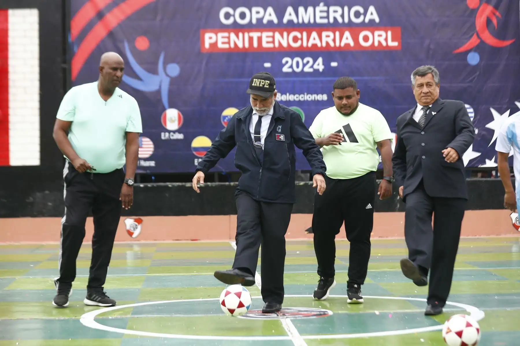 El presidente del Instituto Nacional Penitenciario INPE, Javier Llaque Moya, participó en la inauguración de la Copa América Penitenciaria 2024 en el Establecimiento Penitenciario del Callao, en la que participan internos de 12 penales del Perú. Foto: ANDINA/Daniel Bracamonte