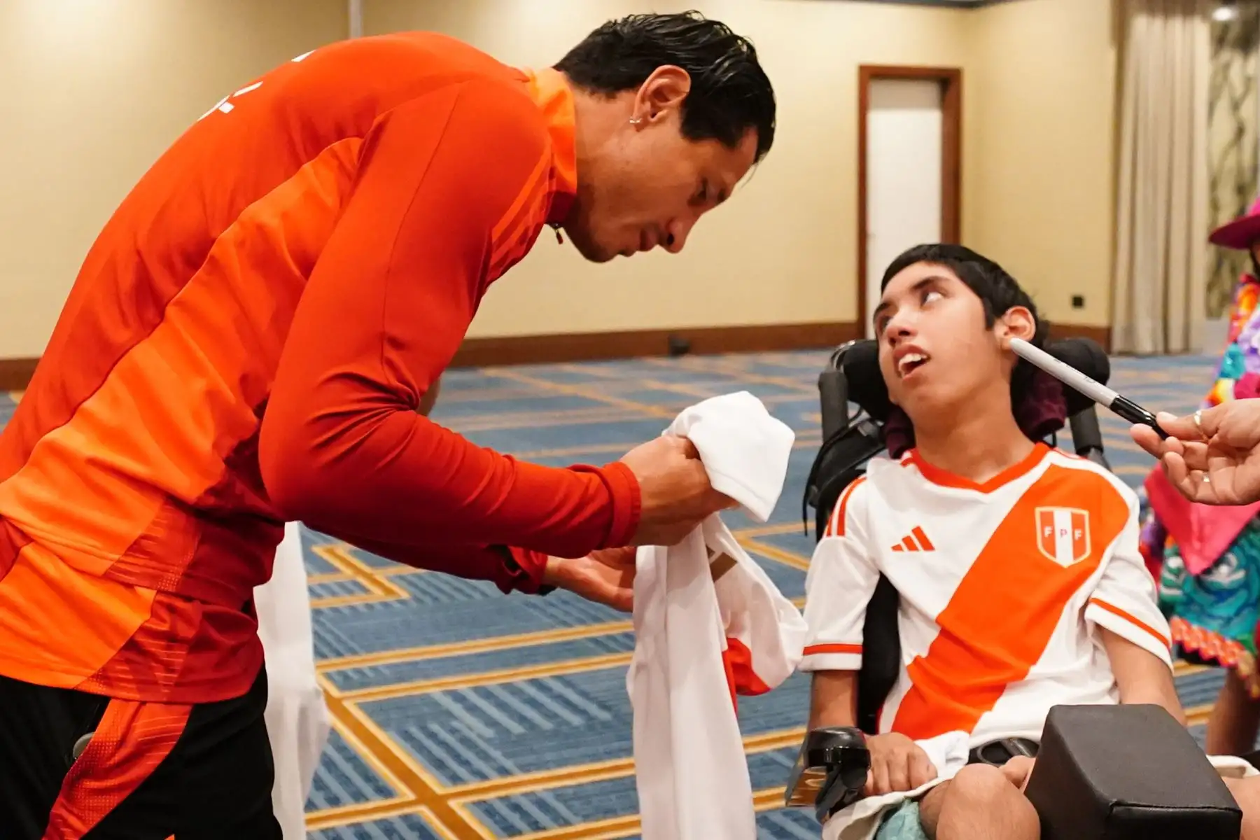 La Selección Peruana recibe la visita en Dallas del Cónsul de Perú y los niños del grupo folclórico Pies de Oro.
Foto:  Selección Peruana