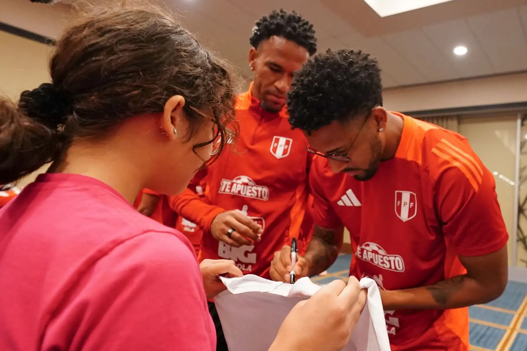 La Selección Peruana recibe la visita en Dallas del Cónsul de Perú y los niños del grupo folclórico Pies de Oro.
Foto:  Selección Peruana