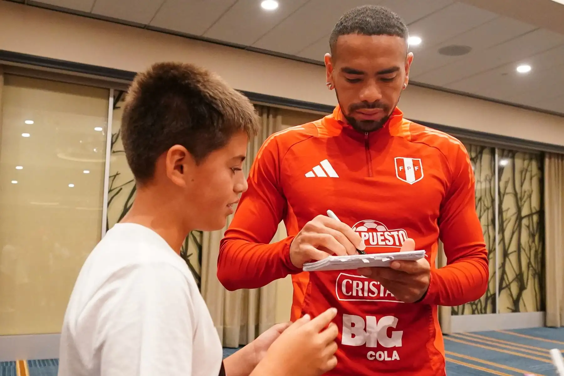 La Selección Peruana recibe la visita en Dallas del Cónsul de Perú y los niños del grupo folclórico Pies de Oro.
Foto:  Selección Peruana
