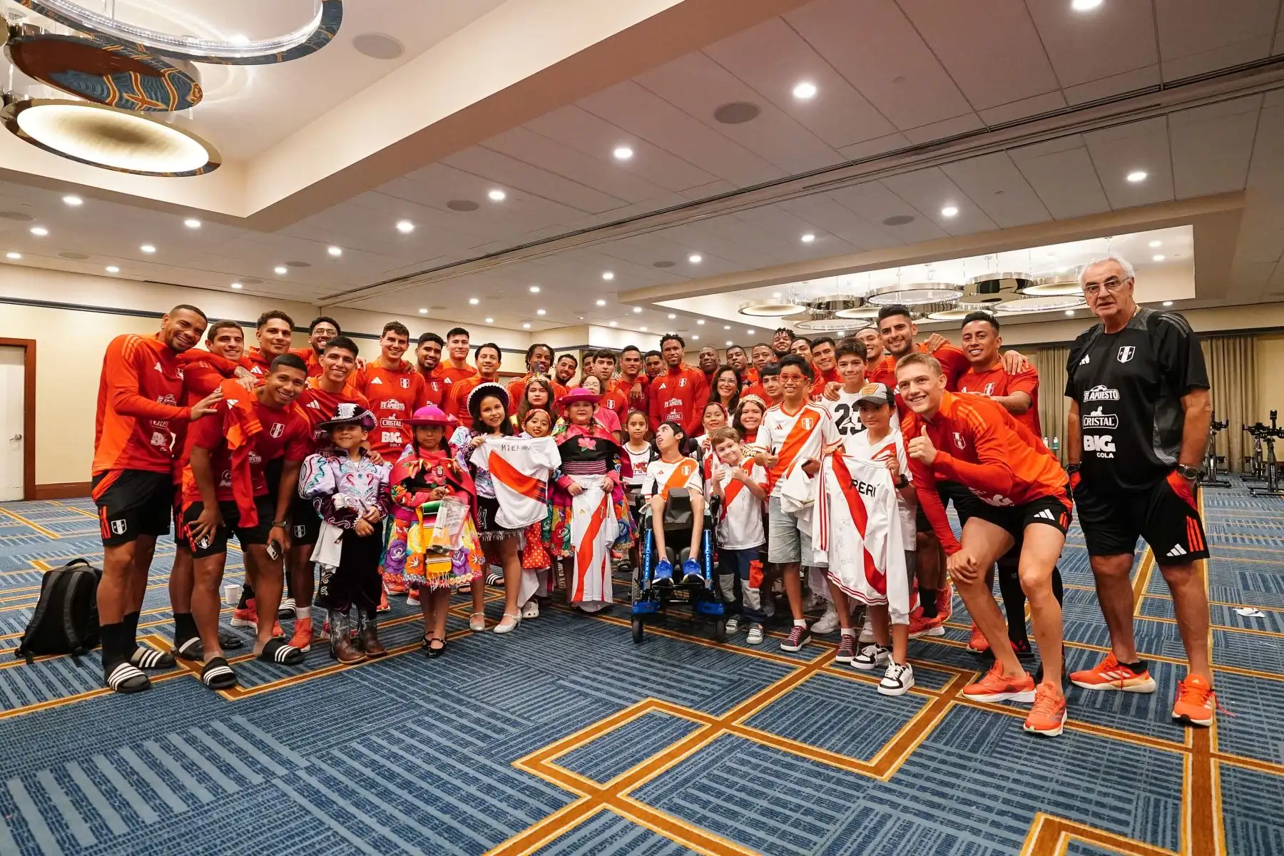 La Selección Peruana recibe la visita en Dallas del Cónsul de Perú y los niños del grupo folclórico Pies de Oro.
Foto:  Selección Peruana