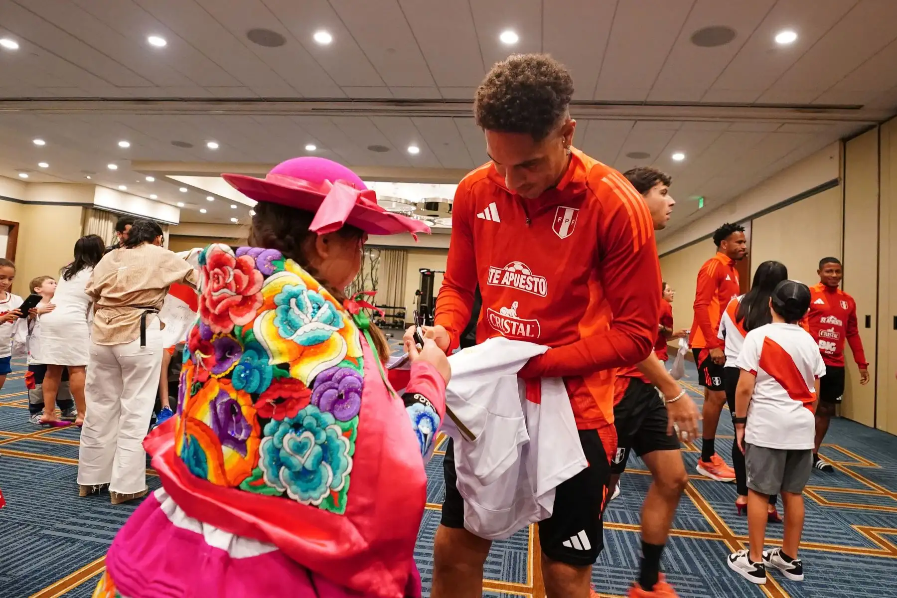 La Selección Peruana recibe la visita en Dallas del Cónsul de Perú y los niños del grupo folclórico Pies de Oro.
Foto:  Selección Peruana