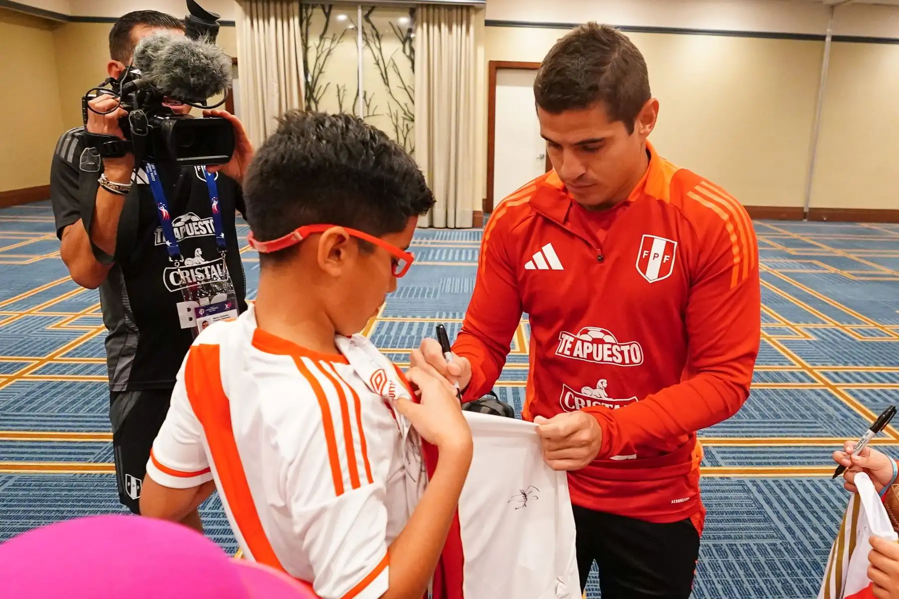 La Selección Peruana recibe la visita en Dallas del Cónsul de Perú y los niños del grupo folclórico Pies de Oro.
Foto:  Selección Peruana