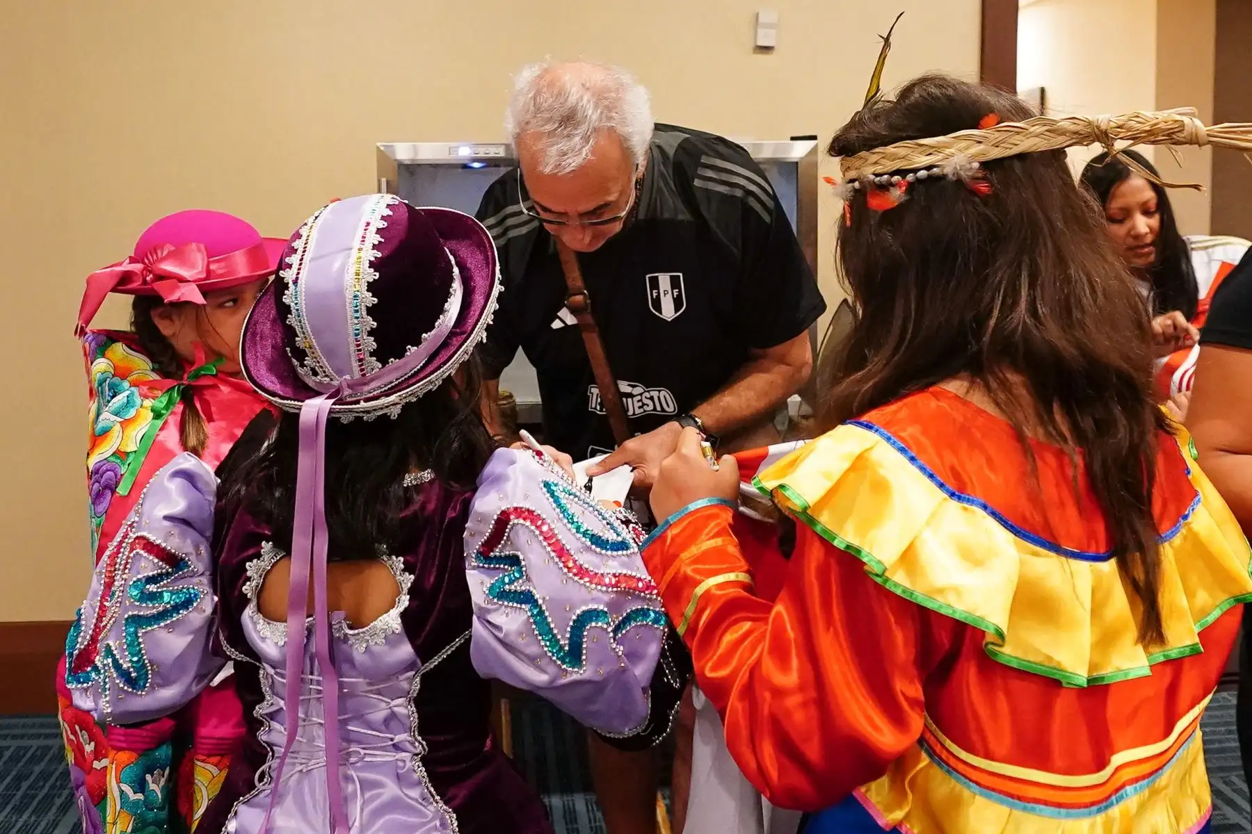 La Selección Peruana recibe la visita en Dallas del Cónsul de Perú y los niños del grupo folclórico Pies de Oro.
Foto:  Selección Peruana