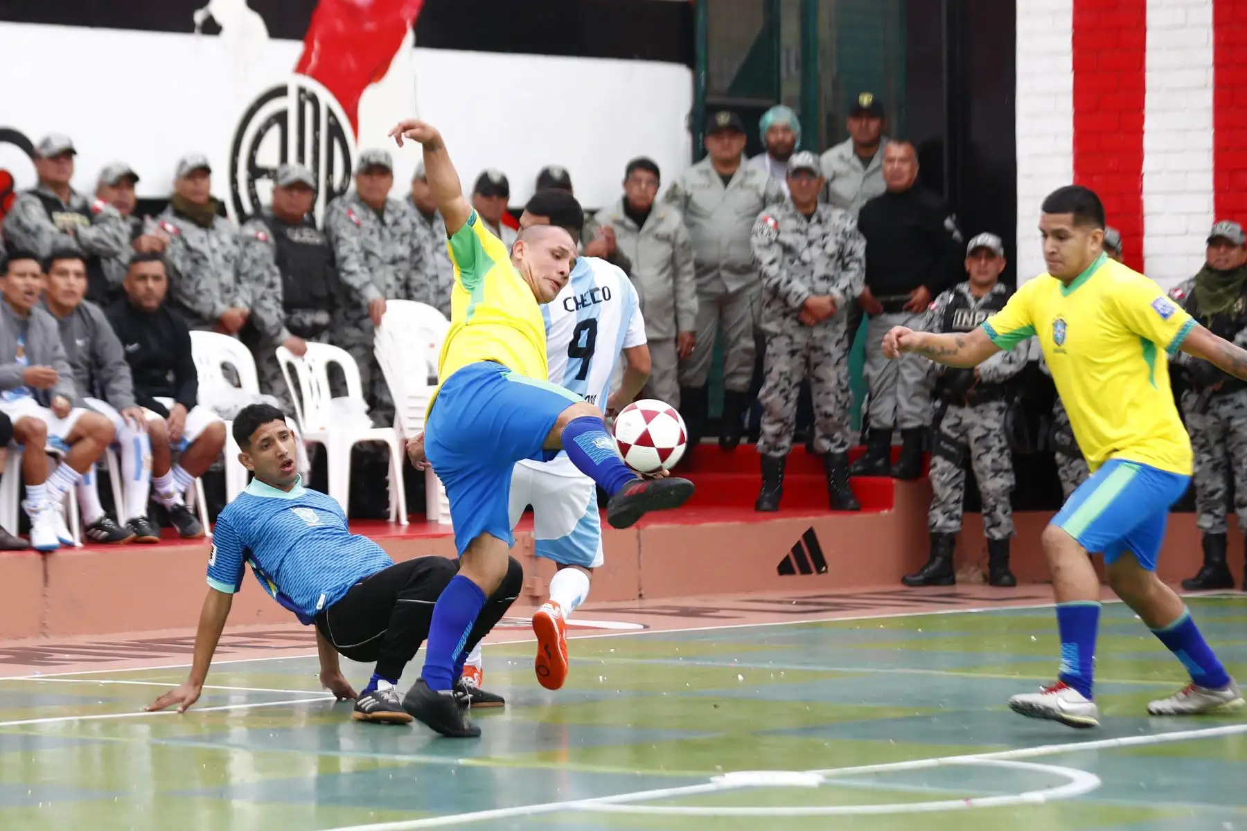 Internos de los penales Miguel Castro Castro y Lurigancho se enfrentan en partido de fútbol por el grupo A de la Copa América Penitenciaria 2024, en la que participan reclusos de 12 centros penitenciarios del país. Foto: ANDINA/Daniel Bracamonte