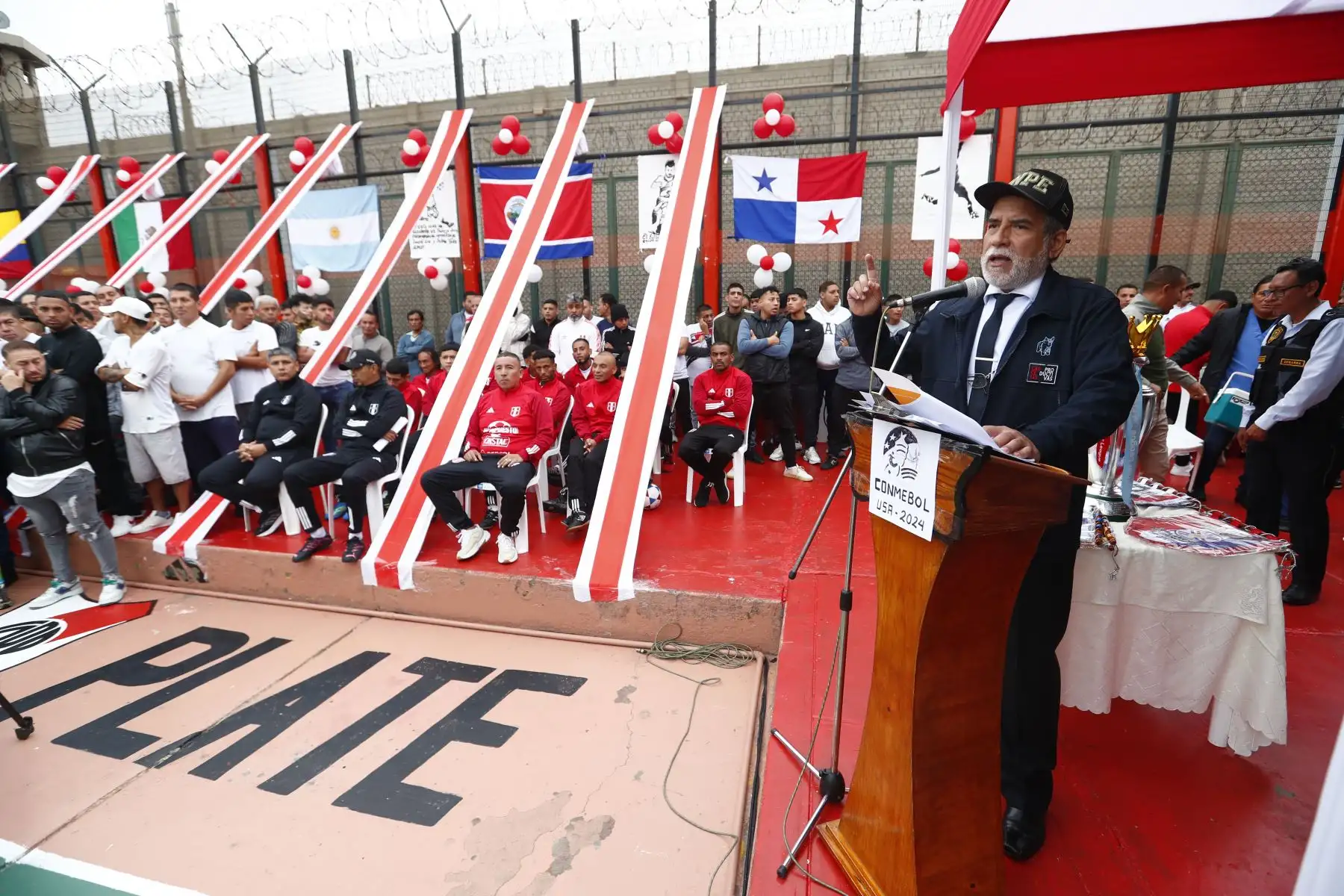 El presidente del Instituto Nacional Penitenciario INPE, Javier Llaque Moya, participó en la inauguración de la Copa América Penitenciaria 2024 en el Establecimiento Penitenciario del Callao, en la que participan internos de 12 penales del Perú. Foto: ANDINA/Daniel Bracamonte