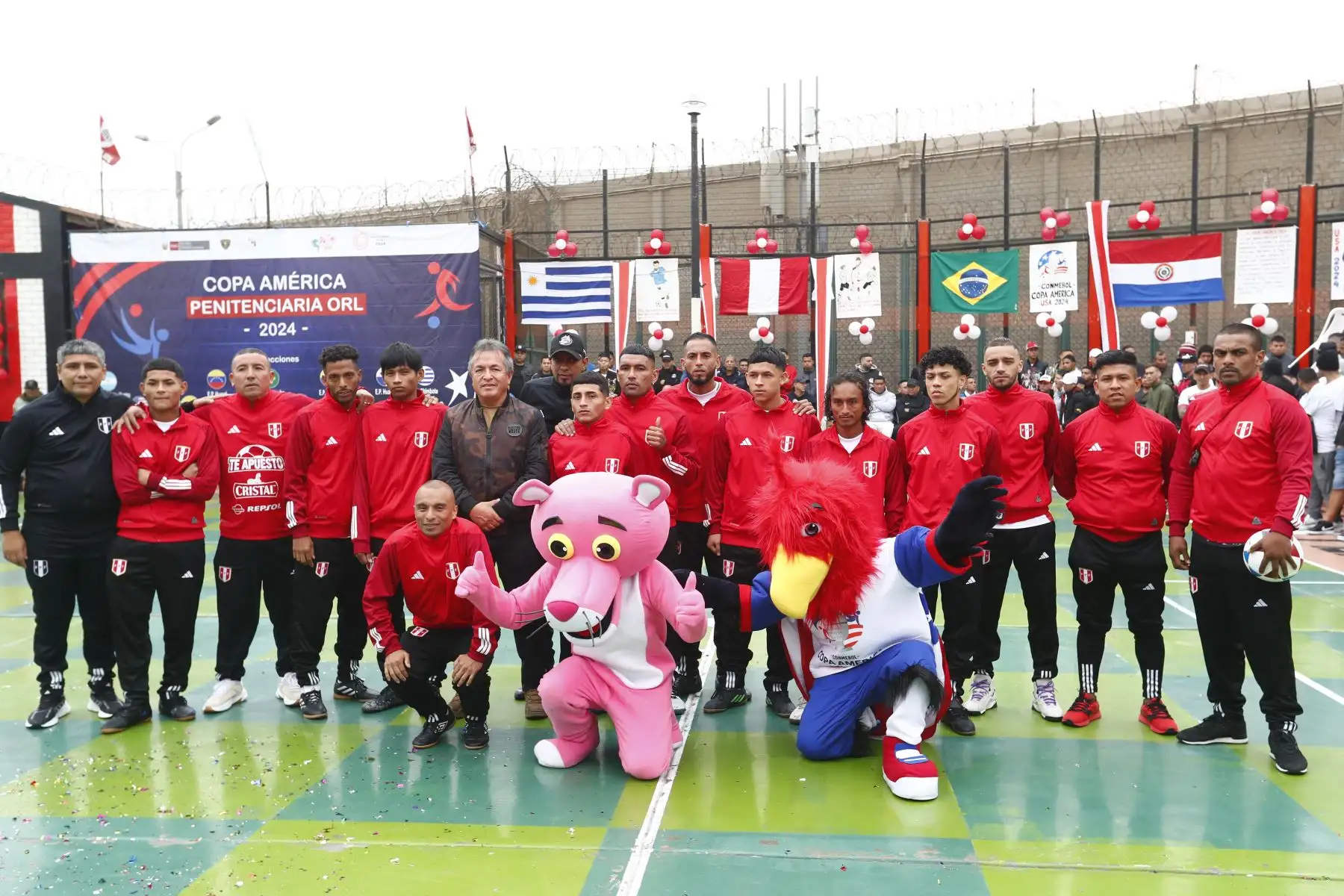 Internos de 12 centros penitenciarios del Perú participaron en la inauguración de la Copa América Penitenciaria 2024 en el Establecimiento Penitenciario del Callao, que busca ayudar a los reclusos en su proceso de reinserción social a través del deporte. Foto: ANDINA/Daniel Bracamonte