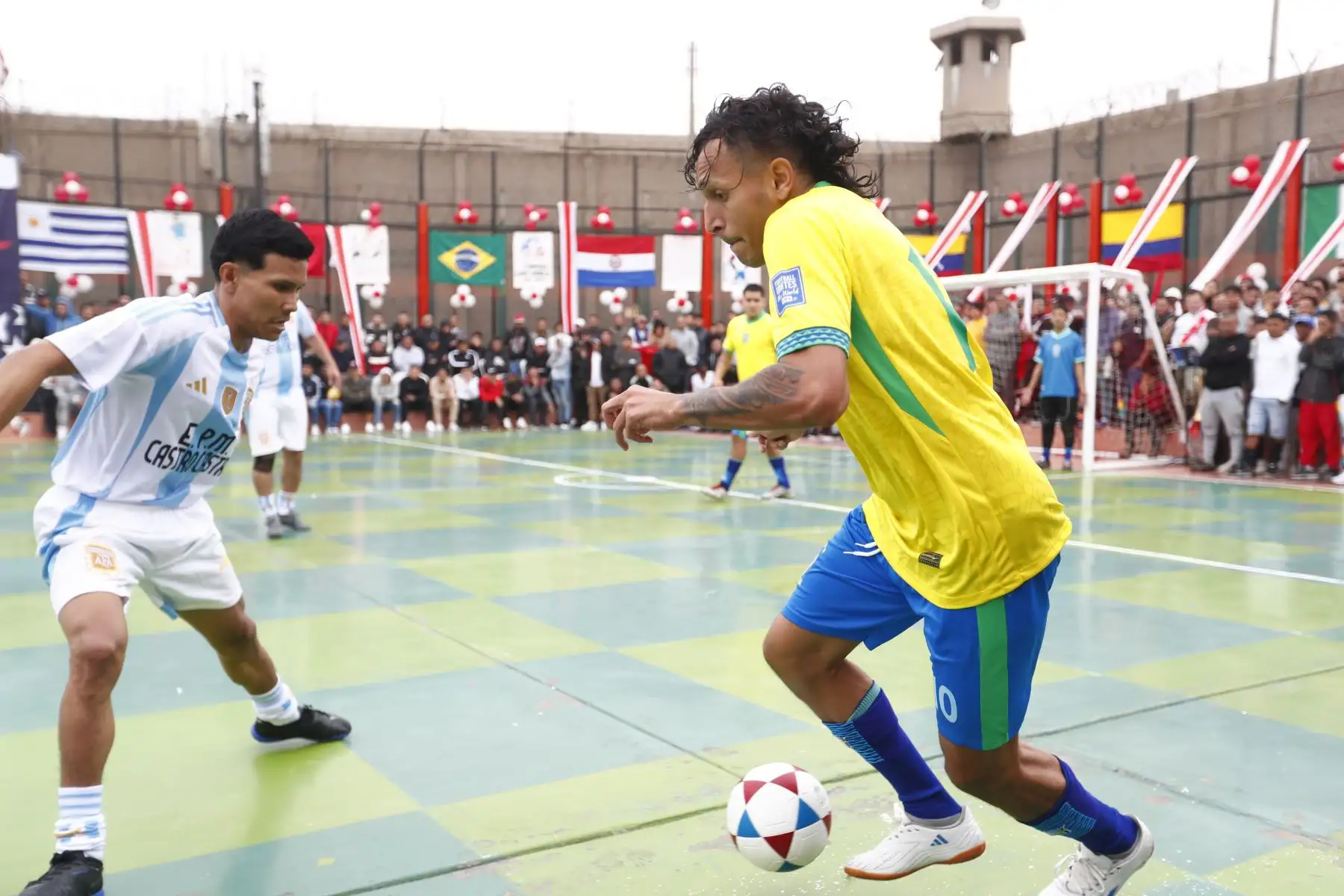 Internos de los penales Miguel Castro Castro y Lurigancho se enfrentan en partido de fútbol por el grupo A de la Copa América Penitenciaria 2024, en la que participan reclusos de 12 centros penitenciarios del país. Foto: ANDINA/Daniel Bracamonte