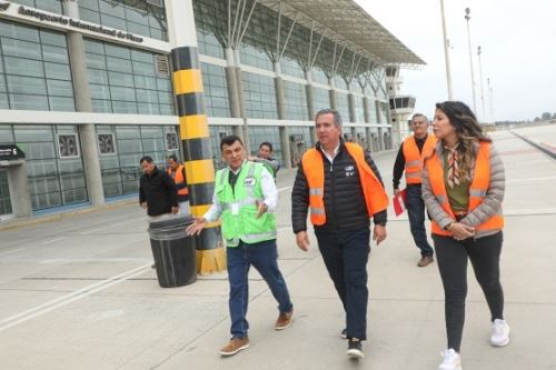 Ministro de Transportes y Comunicaciones, Raúl Pérez Reyes, supervisó las instalaciones del Aeropuerto Internacional de Pisco. Foto: Cortesía.